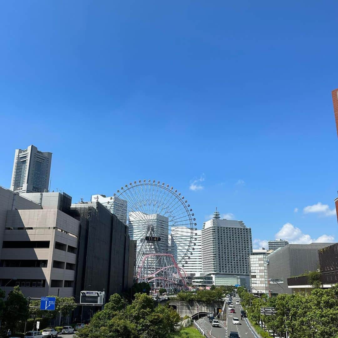 生天目仁美 のインスタグラム：「中学の同級生と会いました。 6、7年ぶりかなぁ…🤔 私は地元を離れてるけど この友人2人とはいまだ繋がっている。  昔話をすると すっごい色々覚えててさー 教えてもらうと そんな事あったなぁーと 思い出が蘇ったりして😆  ちなみに私が覚えている 思い出の１つは 音楽室の有孔ボードの壁に 寄りかかってしゃがんだら 穴から釘が出てて ジャージのズボンのお尻部分が破けた事。 思春期な私には大変屈辱であり 泣きそうになりながら 破けてないフリをして ジャージからスカートに履き替えるという… 今思うと あの頃から芝居に目覚めていたのかもしれません。 （絶対違う）  2人は私の仕事に 程よく興味ない感じが 居心地いいんだよね〜（笑） （リスペクトはしてくれてる）  時間全然足りなかったわ。 また遊びたいなぁ🤭  #なばさんぽ」