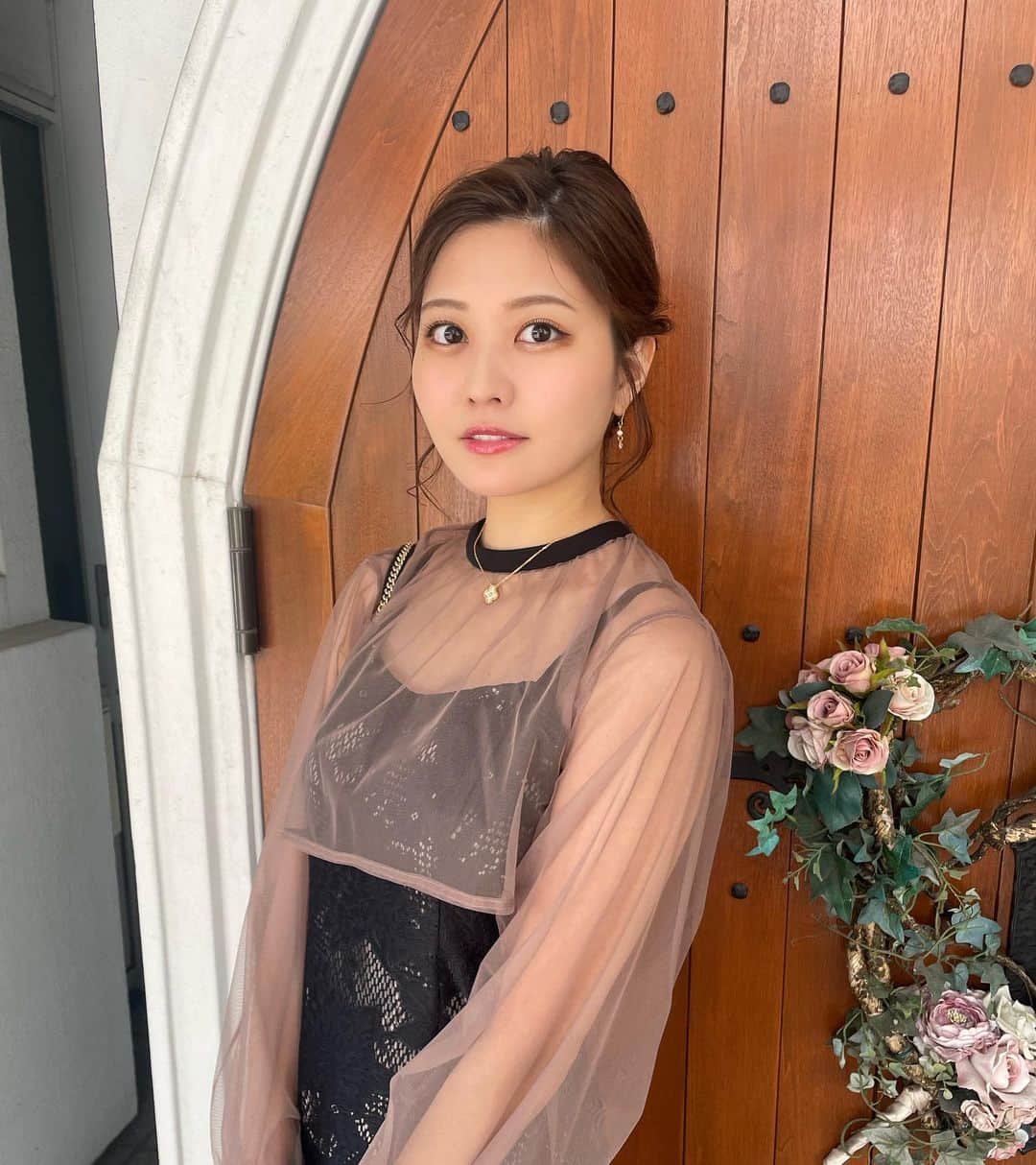 林ゆめのインスタグラム：「昨日は札幌で高校の友達の結婚式でした🤍 本当に素敵な式でこっちまで幸せな気持ちになった🥹 久しぶりに会えた友達もいて楽しかった！  ヘアメイクはさきさん🤍 @toyo.0427  カラーも上手で大学時代ずっとお世話になってた美容師さん🥰 久々たくさん話せて楽しかった🫶🏻」