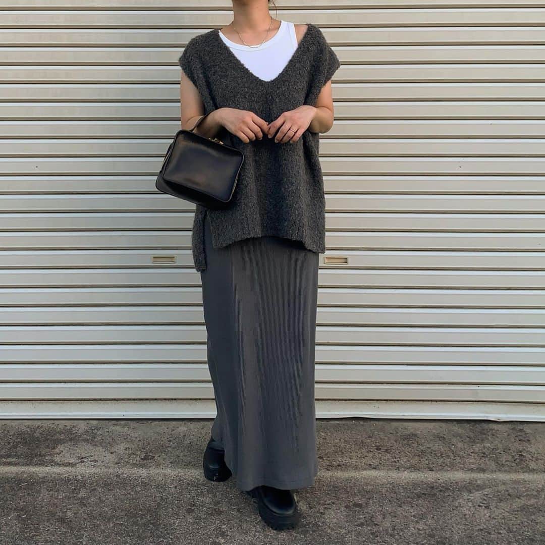 のインスタグラム：「. もけもけ素材のニットベスト🩶 秋冬は色んなレイヤードで楽しめそう🥳  本日zozotownで1,000円クーポン出てますよん♡  @lian_officialstore  @lian_code  #lian_official #PR」