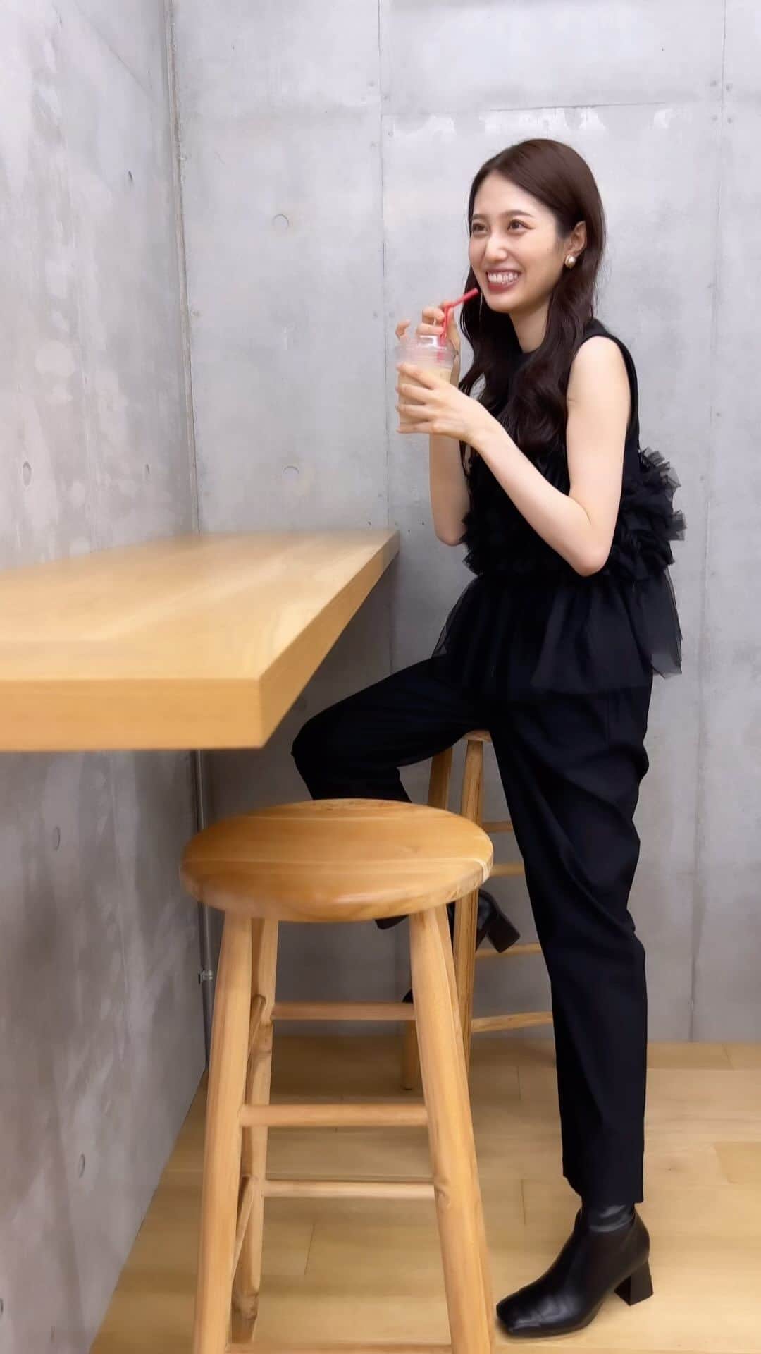 のインスタグラム：「この日のコーデ好きすぎる🖤  特にパンツが履きやすくて、 ウエストゴムやからサイズ調節もできて、最高！！  @coen_official のだよ🫶  T-shirt : @gu_for_all_  tops : @emmi.jp  pants : @coen_official  shoes : @randa_pic   #コーデ #秋服 #秋服コーデ #コーエン #やみつきパンツ #プチプラコーデ #プチプラファッション #藤江萌 #coen #coen_style #coen_snap #vlog #dailylook #ootd #japanesegirl #coffeetime #cafe #tokyo #tokyocafe」