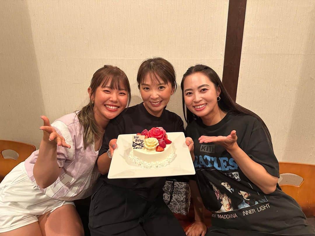 のインスタグラム：「えりかさん大好き民によるわちゃわちゃお祝い会♥️（優勝😂）  2人とも写真も美人だけど実物はもっと綺麗で可愛いです🥹 私もこんなふうになりたいです😉」