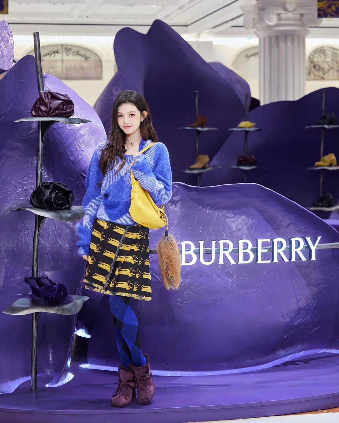 NewJeansさんのインスタグラム写真 - (NewJeansInstagram)「💛 DANIELLE at @burberry pop up for the 2023 Winter Collection  #광고 #burberry #버버리 #NewJeans #뉴진스 #DANIELLE」9月17日 20時01分 - newjeans_official
