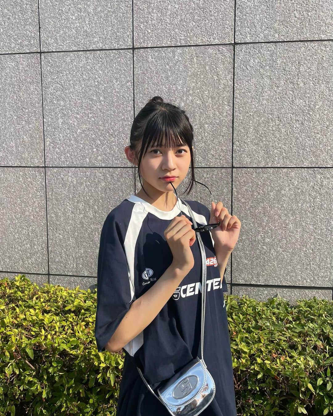 のインスタグラム：「このトップス夏たくさん着た‼️  めちゃ日差しガードしてる＾＾  最近は秋冬服探しまくってます👍🏻  ニコスナの全身コーデもチェックしてね~！  #吉本麗南#ニコラ#nicola#ニコラ10月号発売中#ニコモ#地底人」