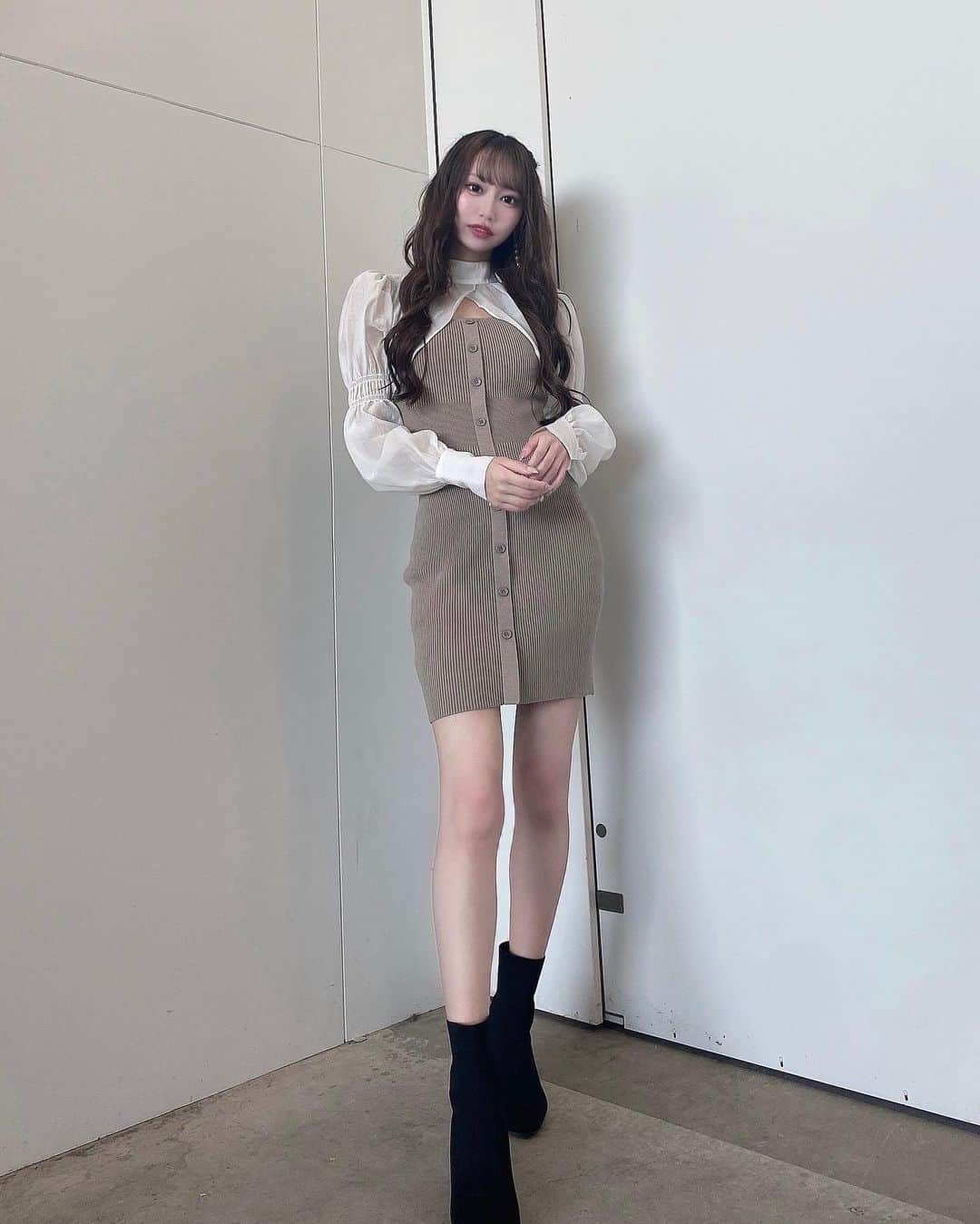 野村実代のインスタグラム：「秋服かわいい🧸♡  ⁡ ⁡  インスタには載せてなかったけど 髪が暗くなりました🫶🏻 ⁡ ⁡ ⁡ #rienda #code #タイトワンピース#パフスリーブ #秋コーデ#ootd #骨格ナチュラル #みよちゃんにんぎょう」