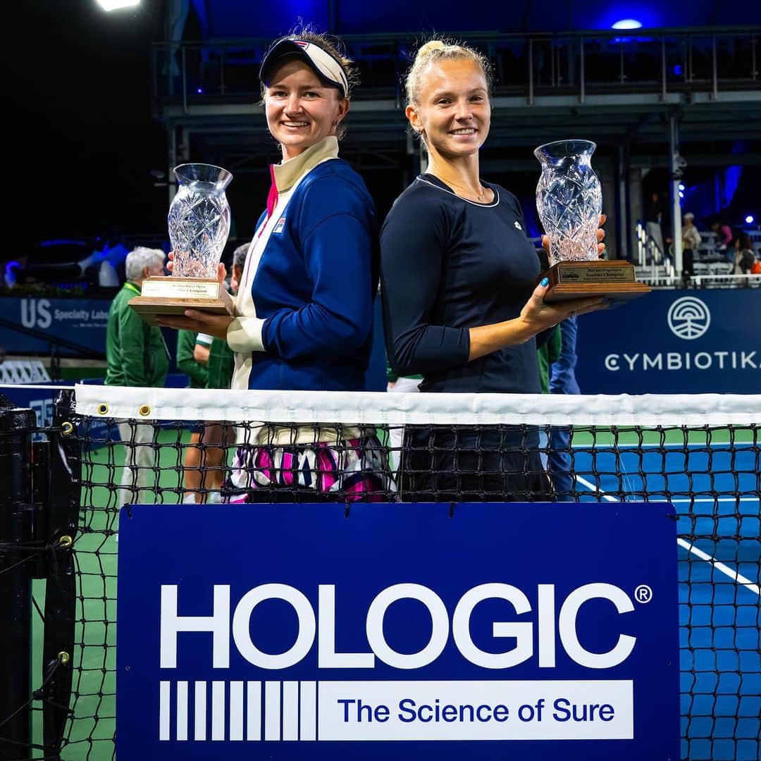 カテリナ・シニアコバのインスタグラム：「Cruisin’ to the title 🏄‍♀️🏆   Singles champ @bkrejcikova & partner @siniakovakaterina pick up the @sandiegoopen doubles title, defeating Collins & Vandeweghe, 6-1, 6-4!   #SanDiegoOpen」