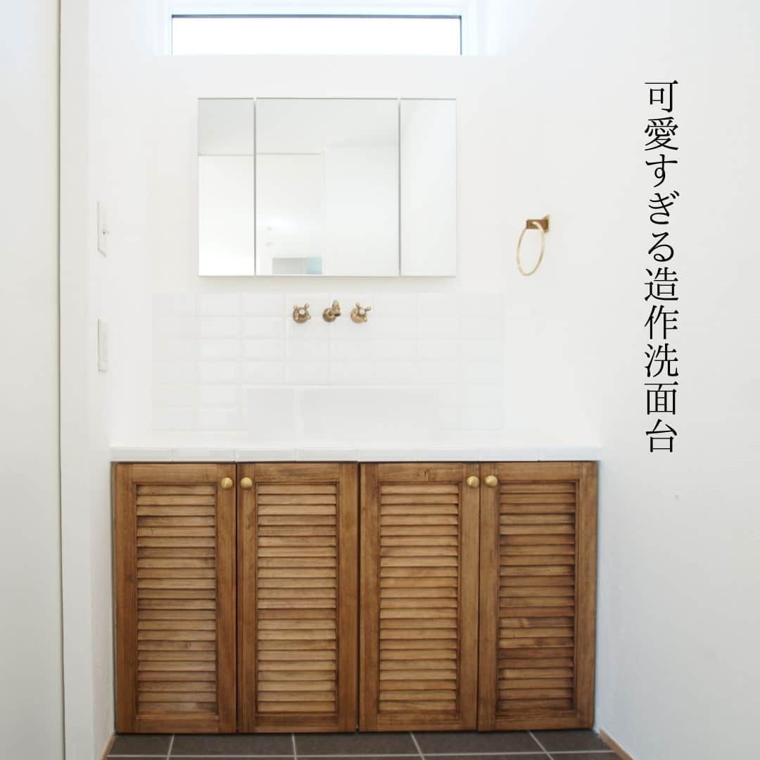 satsumahomeのインスタグラム：「お施主様こだわりの可愛すぎる造作洗面台 ＿＿＿＿＿＿＿＿＿＿＿＿＿＿＿＿＿＿＿＿＿＿＿＿＿  「体に良くないものは使わない」  漆喰や無垢材などの自然素材だけを使って建てる。 体に安心・安全な無添加の家。 豊中市・箕面市を中心とした北摂エリアで注文住宅を建てる専門工務店です。 ＿＿＿＿＿＿＿＿＿＿＿＿＿＿＿＿＿＿＿＿＿＿＿＿＿＿ さつまのリフォーム ▷@picnicstudio_osaka さつまの不動産　 ▷@sh.fudousan さつまのLINE ▷@sh.lineinfo  #さつまホーム #無添加住宅 #漆喰  #マイホーム記録 #注文住宅 #家づくり #施工事例 #いえすたぐらむ #おうち時間を楽しむ #ルームツアー #後悔しない家づくり #工務店だからつくれる家 #こだわりの家 #高気密高断熱 #設計事務所 #HEAT20 #自然素材の家 #デザイン住宅 #シックハウス対策  #造作洗面台」