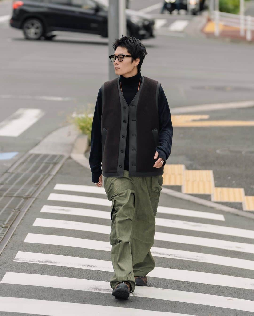 Ryoさんのインスタグラム写真 - (RyoInstagram)「Today's outfit🚶 irenisaらしい上品なベストは、ハイゲージニットによく合う🙆‍♂️🧶 今年は、ハイゲージニット着たくて @the_clesste で作りました😌 フィンガーホールもあるのでアウターの袖から出すスタイルも良さそう🙌  vest : @irenisa_official  knit : @the_clesste  pants : @entire_studios  shoes : @salomonsportstyle × @andwander_official   #entirestudios  #andwander  #salomon  #plus81 #irenisa #clesste」9月17日 20時09分 - ryo__takashima