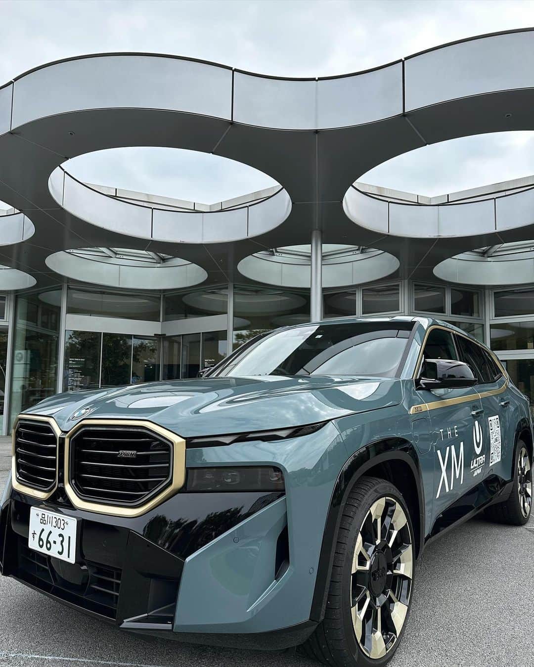 茜里さんのインスタグラム写真 - (茜里Instagram)「BMW XM〜🤍🖤🩶 試乗してきた内装ラグジュアリーでかっこいい☺️  Riu @riu.officialのアウター着て写真撮ったらゴージャス🖤😌  こういう大きな車に乗るのいいねえ〜☺️🚗  #PR #BMWJapan #ChargeYourGroove」9月17日 20時03分 - riuakari