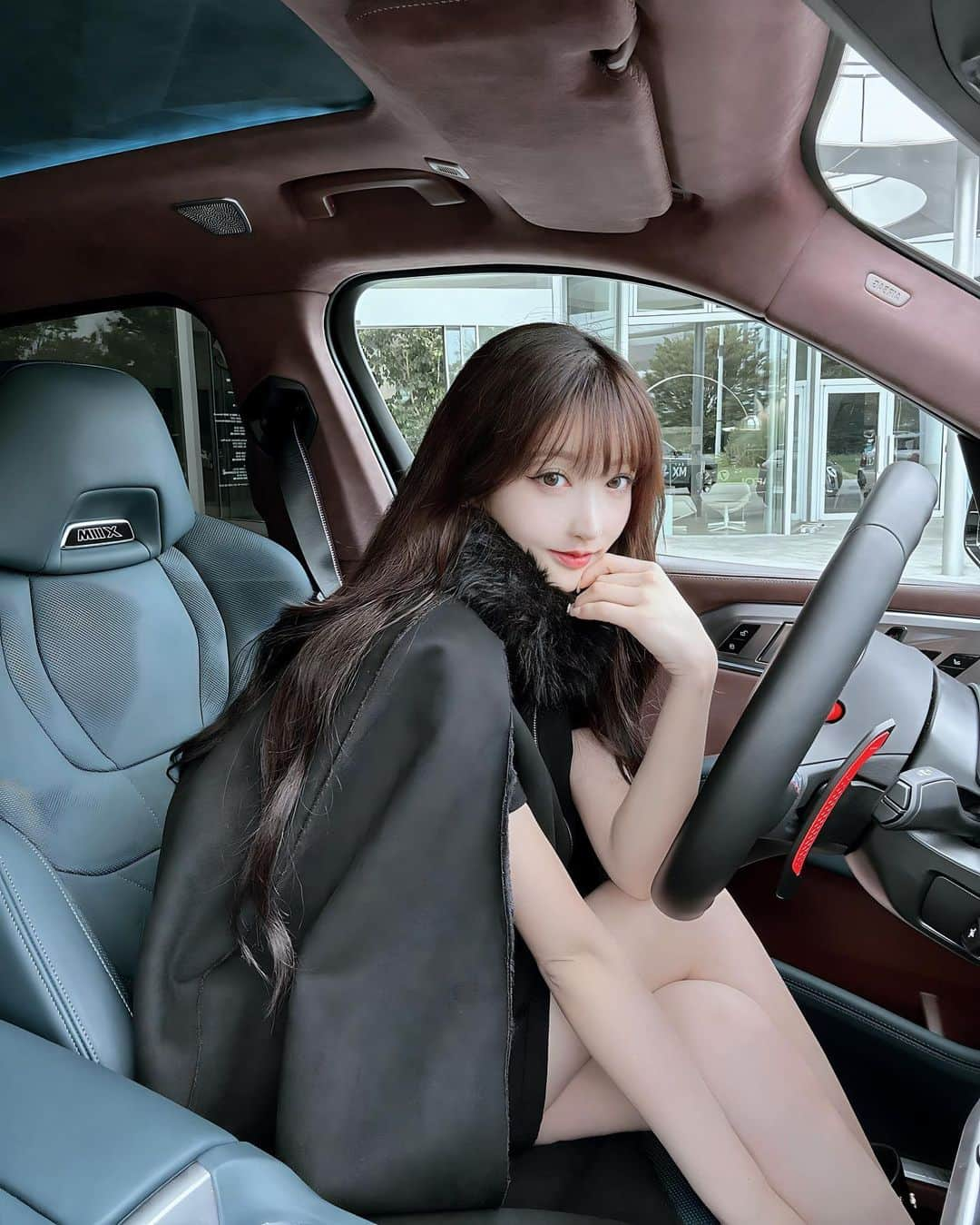 茜里のインスタグラム：「BMW XM〜🤍🖤🩶 試乗してきた内装ラグジュアリーでかっこいい☺️  Riu @riu.officialのアウター着て写真撮ったらゴージャス🖤😌  こういう大きな車に乗るのいいねえ〜☺️🚗  #PR #BMWJapan #ChargeYourGroove」