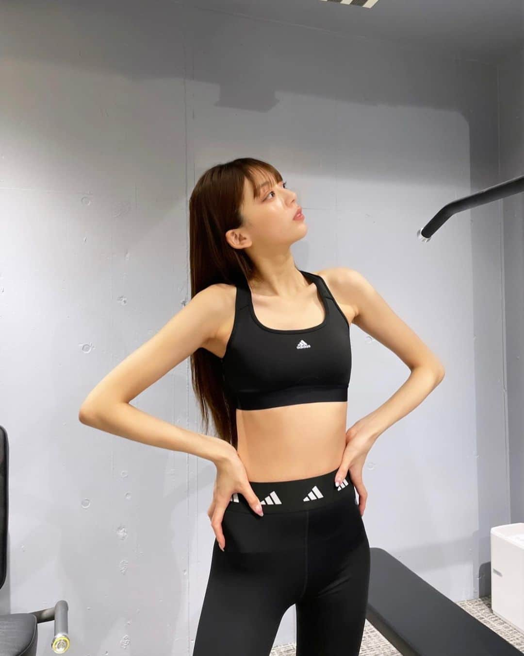 しゅうさんのインスタグラム写真 - (しゅうInstagram)「・ New Training Wear🖤 トレーニングする時は上下ぴったりしたウェアーが動きやすいし、体の形がしっかり出るから少しの体の変化に気付けて スタイルチェックもできるからお気に入り👯‍♀️  @adidas  @adidastokyo  #adidas  #trainingwear」9月17日 20時04分 - shuu_22_