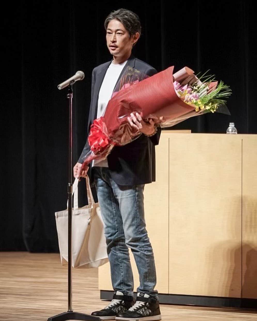 窪塚洋介のインスタグラム：「👇後半  沈黙の撮影で訪れた2015年の台湾、半年に及ぶ撮影でした。 マーティンスコセッシ御大の立ち居振る舞い、ハリウッドスター達の個性、僕自身の初のハリウッド作品の舞台の表と裏、"キチジロー"というマーティンの言葉を借りれば裏の主役(対の主役)という立ち位置を演じた感想、遠藤先生の「キチジローは私です」という言葉がどれ程の支えとなったか、など。 一晩では語り尽くせないこの作品に纏わるエピソードたちが、今この瞬間にも僕にたくさんのチカラをくれています。 ちなみに、「沈黙」のキチジローの"配役的な立場"を見事に説明しているのは「深い河」の大津だと映画公開後に気がつきました。  踏まえて、こんなことは簡単に口にするべきではないかも知れませんが、先生とのご縁は僕が生まれる前からあったのではないかとすら思います。僕は先生の作品の端々に自分の芯や核の部分を見せつけられる。そして、そこに在る言葉とそれが生まれた背景を思い、より学びより深く自分を知ってゆく手助けとなるのです。  清浄と不潔、神聖と卑猥、慈悲と残忍が混在しているこの世界。 "生活"と"人生"は違うこの世界で、 人は先生の筆に導かれ、様々な狭間で思わず背筋が寒くなったり、思わずクスリと笑ってしまいながら、いつのまにやら始める自問自答の中で答えのような、道標のようなものを見つけるのかもしれません。。。  拙いトークとなりましたが、ここからは皆様と司会のNBC ラジオ佐賀局長 兼 アナウンサーの村山仁志さんを交え、時間の許す限り質疑応答をしてみたいと思います、何か僕にご質問あれば、忌憚なく何でも、数少ないノータブーの俳優として投げかけてみてください。笑」