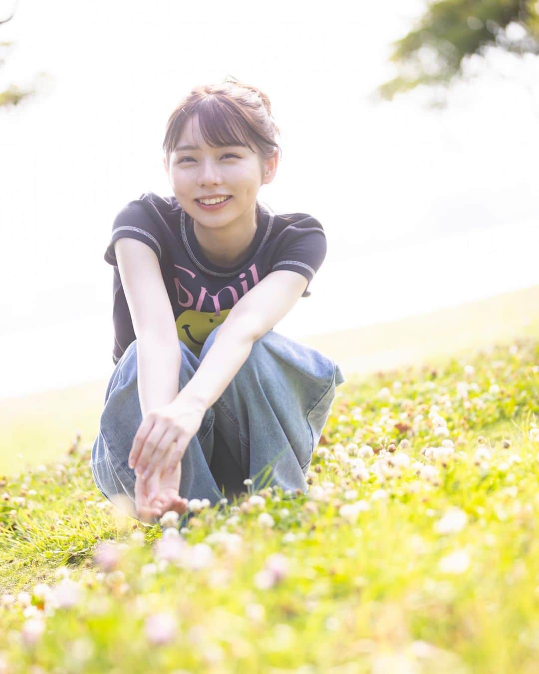 篠原望のインスタグラム：「. 🍀📗 . . お休みにの日に緑の中でのんびり なんて最高じゃない？🌳🫧 . やることいっぱいでなかなかゆっくりな休日が無いけど 時間が出来たらまた行きたいな☺️ . . この写真は10月28日発売の カレンダーの5.6月のアザーカット🫶🏻 . . #千葉ポートパーク #千葉ポートタワー #千葉観光 #カジュアルコーデ #カジュアル #デニムコーデ #デニム #大人カジュアル #おだんごヘア #ヘアアレンジ #おだんごアレンジ #ポートレート #ポートレート撮影 #portrait #chiba #instagood #ootd #japan #japanesegirl #篠原望」