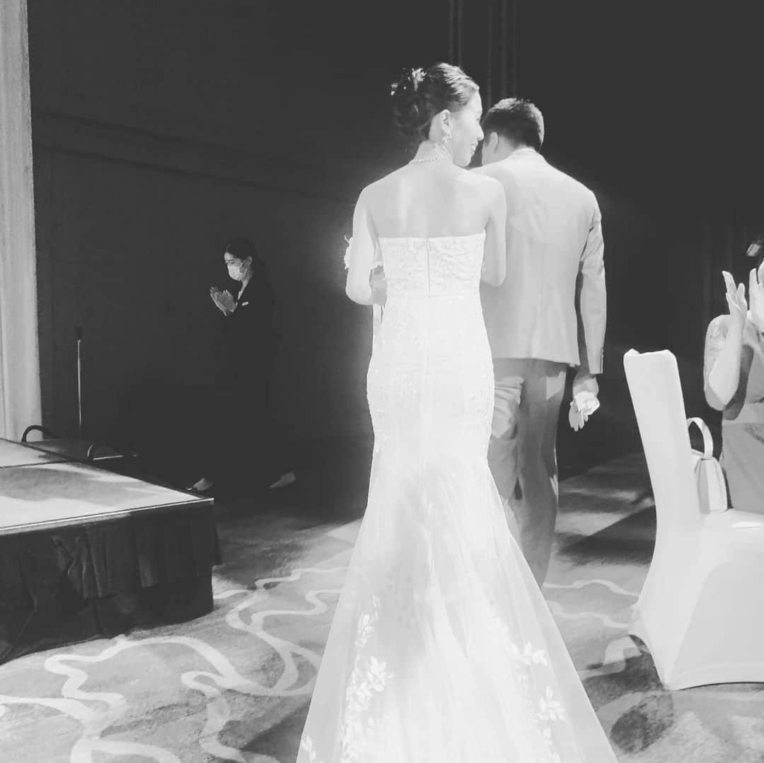 澤辺美香さんのインスタグラム写真 - (澤辺美香Instagram)「一緒に働いていたスタッフの結婚式に招待頂き行かせて頂きました♡  本当に幸せそうで終始胸が熱くなりっぱなしでした。  素敵な空間と衣装、お料理、 楽しい時間をありがとう♡ そして改めて本当におめでとう🎊  #結婚式#結婚式お呼ばれ #フォーシーズンズホテル京都」9月17日 20時07分 - mikasawabe
