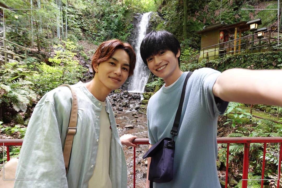 みなと商事コインランドリー2のインスタグラム：「#みなと商事コインランドリー 2 本編中シンが撮った秘蔵写真公開🧺🫧  温泉旅行へ行った時の写真をお届け📸 2人で記念撮影もばっちり🫧  まるで2人のデートを覗いて見てるみたいですね🎐  #草川拓弥  #西垣匠」