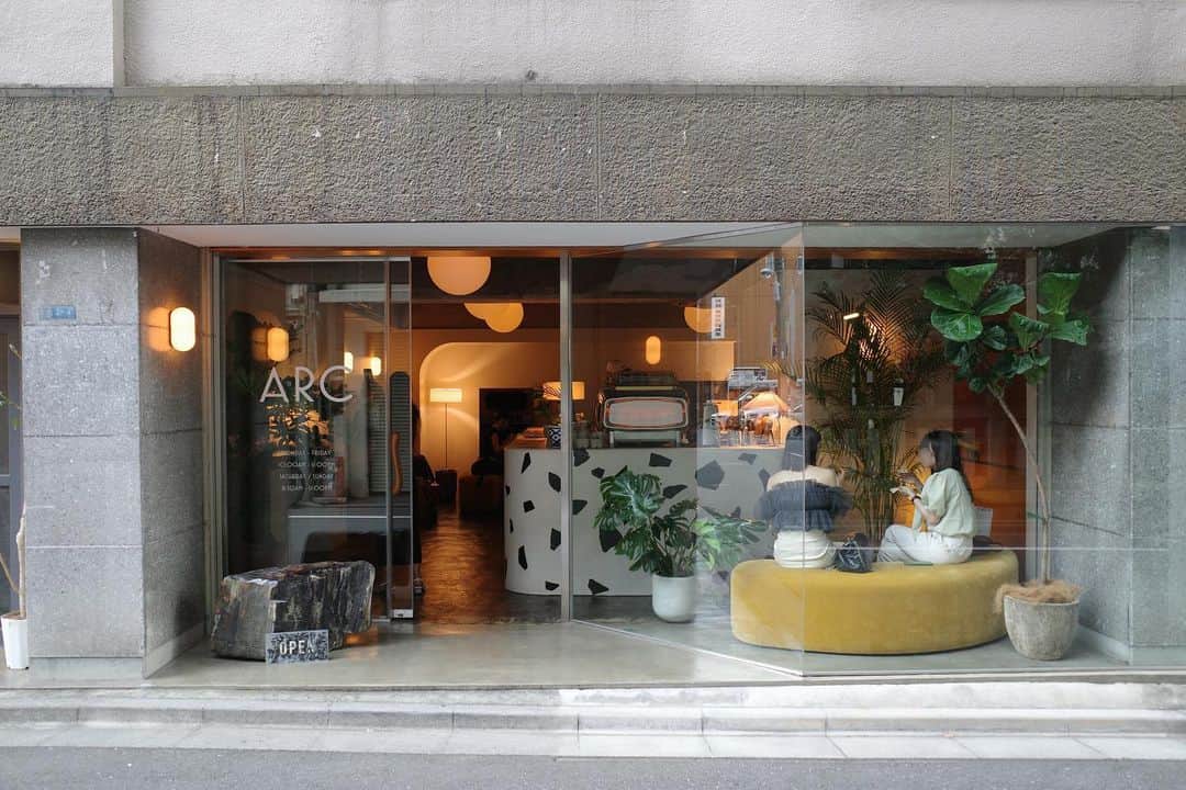石井輝明さんのインスタグラム写真 - (石井輝明Instagram)「蔵前。 こだわりのある音響システムで、素敵な空間だった。 音楽とコーヒーが大好きなんだなぁと伝わってきてすごく良かった。  今日は沼津ありがとうございました。 着々とカフェが出来てきている。 着々と。  #arc #cafe #coffee #カフェ #コーヒー #喫茶店 #東京カフェ #蔵前カフェ #カフェ芸人」9月17日 20時18分 - comandanteishii