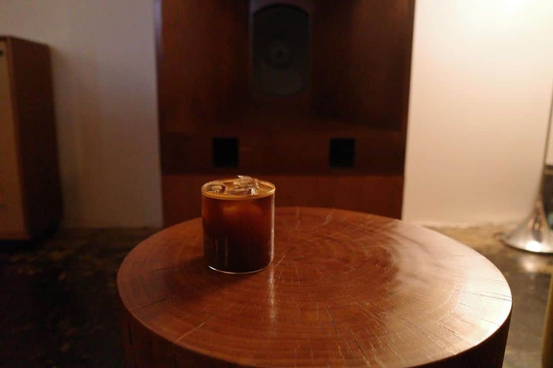 石井輝明さんのインスタグラム写真 - (石井輝明Instagram)「蔵前。 こだわりのある音響システムで、素敵な空間だった。 音楽とコーヒーが大好きなんだなぁと伝わってきてすごく良かった。  今日は沼津ありがとうございました。 着々とカフェが出来てきている。 着々と。  #arc #cafe #coffee #カフェ #コーヒー #喫茶店 #東京カフェ #蔵前カフェ #カフェ芸人」9月17日 20時18分 - comandanteishii