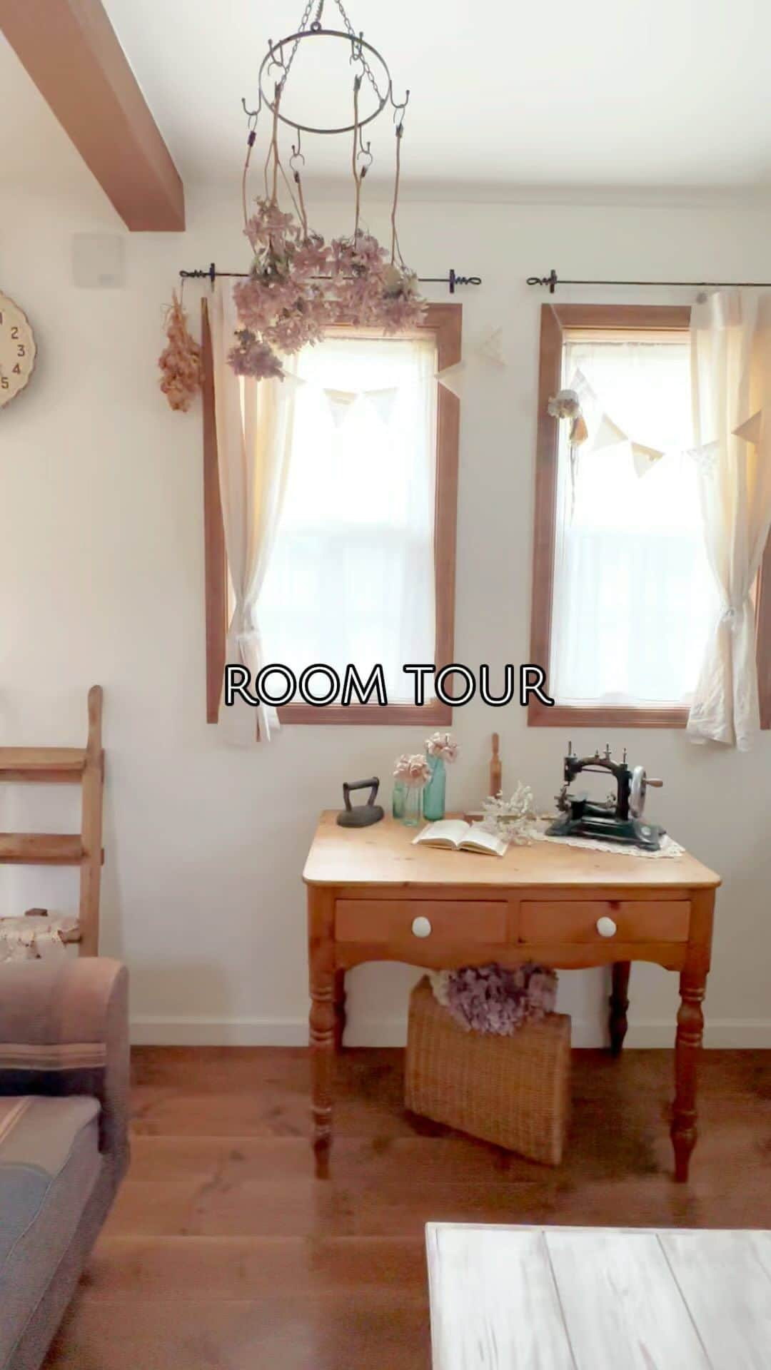 Ideal Home－株式会社ウエストビルドのインスタグラム：「【ROOM TOUR】 家事が楽になる回遊動線！ リビングダイニングからキッチンを抜けてパントリー、そして洗面室へと繋がりホールを通り、リビングに帰ってこられる動線。 買い物から帰宅して、来客があっても、リビングを通らずにパントリーへ荷物が運べます！  IdealHomeでは土地探しもお手伝いさせて頂いております。 また、郊外での暮らしをイメージして頂けるモデルハウスが10月に堺市南区にOPENします！！ぜひ体感しにいらして下さい。 ■リノベーション相談会 2023年9月16日（土）・17日（日）・18日（祝） ①10：00～　②13：00～ IdealHomeショールーム  ■家づくり勉強会 2023年9月23日（土）・10月15日（日） 13：00～15：30 IdealHomeショールーム  ■BEACON HILL（ビーコンヒル） レンガをまとった準防火地域対応の3階建て「BEACONHILL」 モニターになって下さる方を限定3組募集中！！ 詳細が気になる方は、相談会にご参加下さい。  －―――――――― @westbuild138152 －――――――――  憧れの住まいを実現 【#ツーバイフォー工法の家】 夏は涼しく、冬は暖かく 断熱材はノンフロン吹付断熱、窓にはペアガラスの樹脂サッシ。断熱性・気密性の高い仕様を標準採用しています。冷暖房効率の高い空間で四季を通じて快適に暮らせる。  【長く愛着を持って】 2×4で耐久性の高い躯体をつくり、長く住まい続けて頂く事で、廃棄物削減になります。 「#暮らしやすさ」「#心地良さ」を大切にデザインにも皆さまのこだわりを反映、そしてライフスタイルの変化に柔軟に対応できる技術とデザイン、適格なメンテナンスで、長寿命の建物をご提供します。  【One Stopの家づくり】 「Gentle＆Honest」の精神でOne Stopで設計施工を。 打合せから施工、メンテナンスまで一貫してIdealHomeが行います。 家づくりの資料はコチラ 🍀資料請求はこちら @siryo_build🍀  私らしく暮らす☺️毎日「好き」がみつかるそんな家を一緒に建築させて頂きます。 家づくりを一緒に楽しみたい！そんな方は、ウエストビルドにご相談ください😄 You Tubeでルームツアー動画を配信中です✨ ＤＭ、コメントお待ちしてます😌 ↓プロフィール欄からHPに移動できます。 * **** @westbuild138152 * ********** * OBさんの暮らしをご紹介してるインスタアカウントはこちら🏡😄 *@westbuild02 *  #輸入住宅 #造作洗面化粧台 #郊外で暮らす #漆喰壁 #アンティークのある暮らし #木製デッキ #ゆとりのある暮らし #ガーデニングが好き #リノベーション #フレンチインテリア #洋風住宅 #吹き抜けのある家 #暮らしを楽しむ家づくり #アンティークのある生活 #木の温もり #庭付一戸建て #京都 #西宮市 #芦屋市 #神戸」