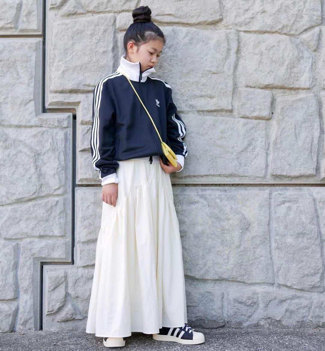 花音のインスタグラム：「・ 今季マストな #トラックジャケット (*´ω`*) ・ レトロ感あるデザインが◎ 襟が白だから、 白の#フレアスカート と合わせてみた。 ・ #adidas 可愛い♡ ・ ・ ・ #韓国ファッション  #カジュアルコーデ  ・ ・ ・ ジャケットsize:S→ @adidastokyo #アディダス  スカートsize:S→ @apres_mignon  スニーカー→#スーパースター #superstar  ・ ・ 【身長147/体重38】 ・ ・ #キッズコーデ #instagood #ジュニアファッション #kids #低身長コーデ #데일리룩 #ロングスカート #モノトーンコーデ #古着女子 #スポーツミックス #ジャージ」