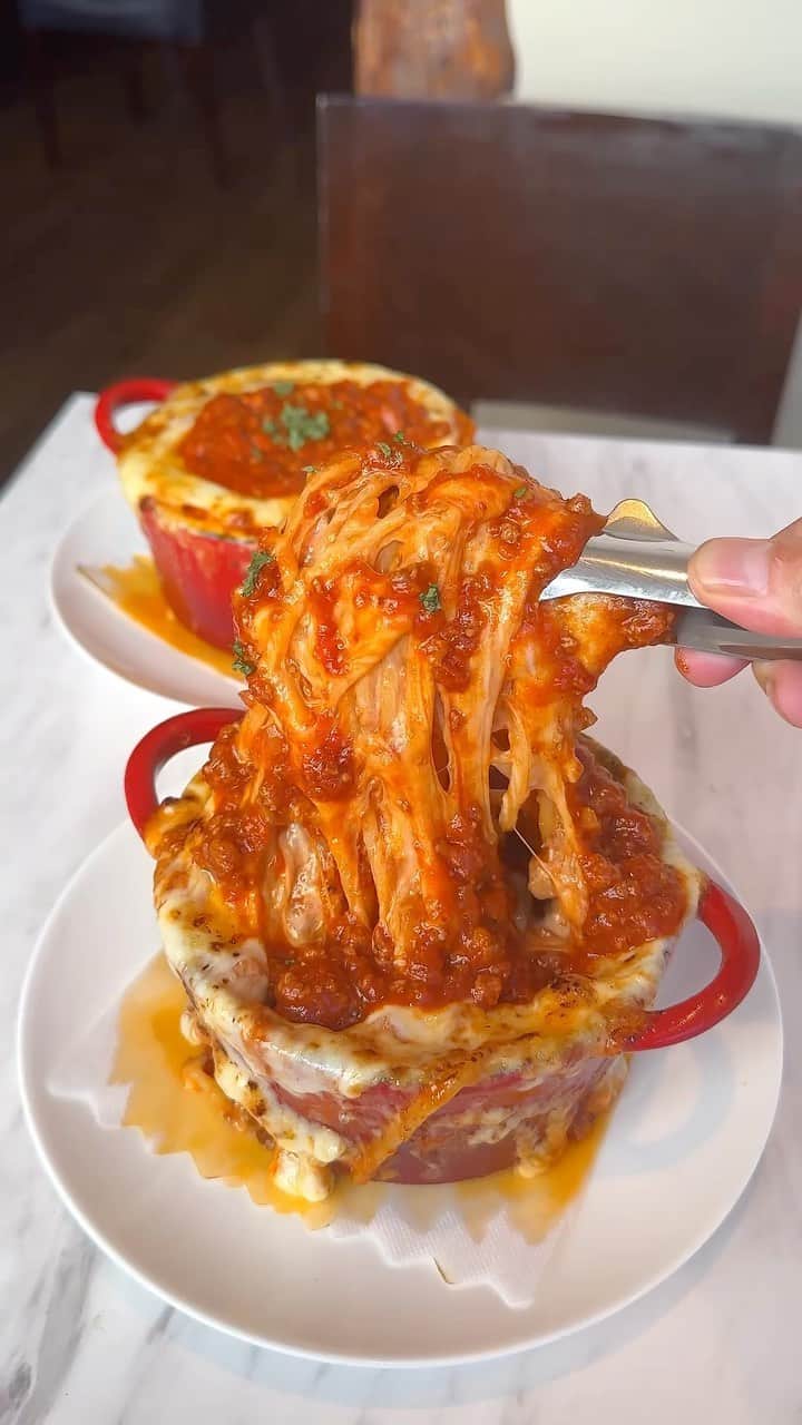 のインスタグラム：「【Meat&Cheese Forne】 @東京：中目黒駅から徒歩3分  チーズ溢れるボルケーノパスタを食べられるお店。  お肉がゴロゴロ入ったボロネーゼを中に閉じ込めていて、香ばしい炙りチーズで蓋をしたインパクト抜群な逸品！  食べ応えのある麺にチーズが絡まって食欲が止まらなくなること間違いなし！  他には肉ボナーラや肉シカゴピザもオススメ  肉ボナーラは幅広なモチモチ麺が特徴的で、お肉と一緒に食べても美味！  肉シカゴピザは大量のチーズとサーロインの相性が最高です！  ボルケーノパスタは2000円 肉ボナーラは2900円 肉シカゴピザは2900円  肉ボナーラと肉シカゴピザは数量限定なので予約がオススメです！  お店のアカウント👉@meat_and_cheese_forne  ⏰11:30～15:00,17:00～23:00 🏪不定休 📍東京都目黒区上目黒1-20-12 コミヤビル 2F   #中目黒グルメ #中目黒ランチ #中目黒カフェ #中目黒ディナー」