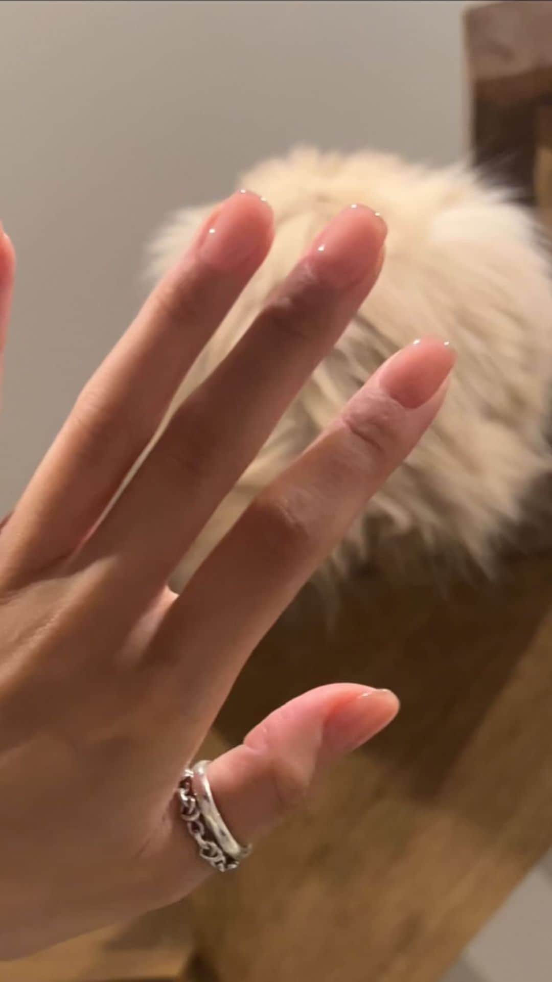 伊藤愛のインスタグラム：「new nail 指が長く見える色🦩かわいい  @miki.tone_」