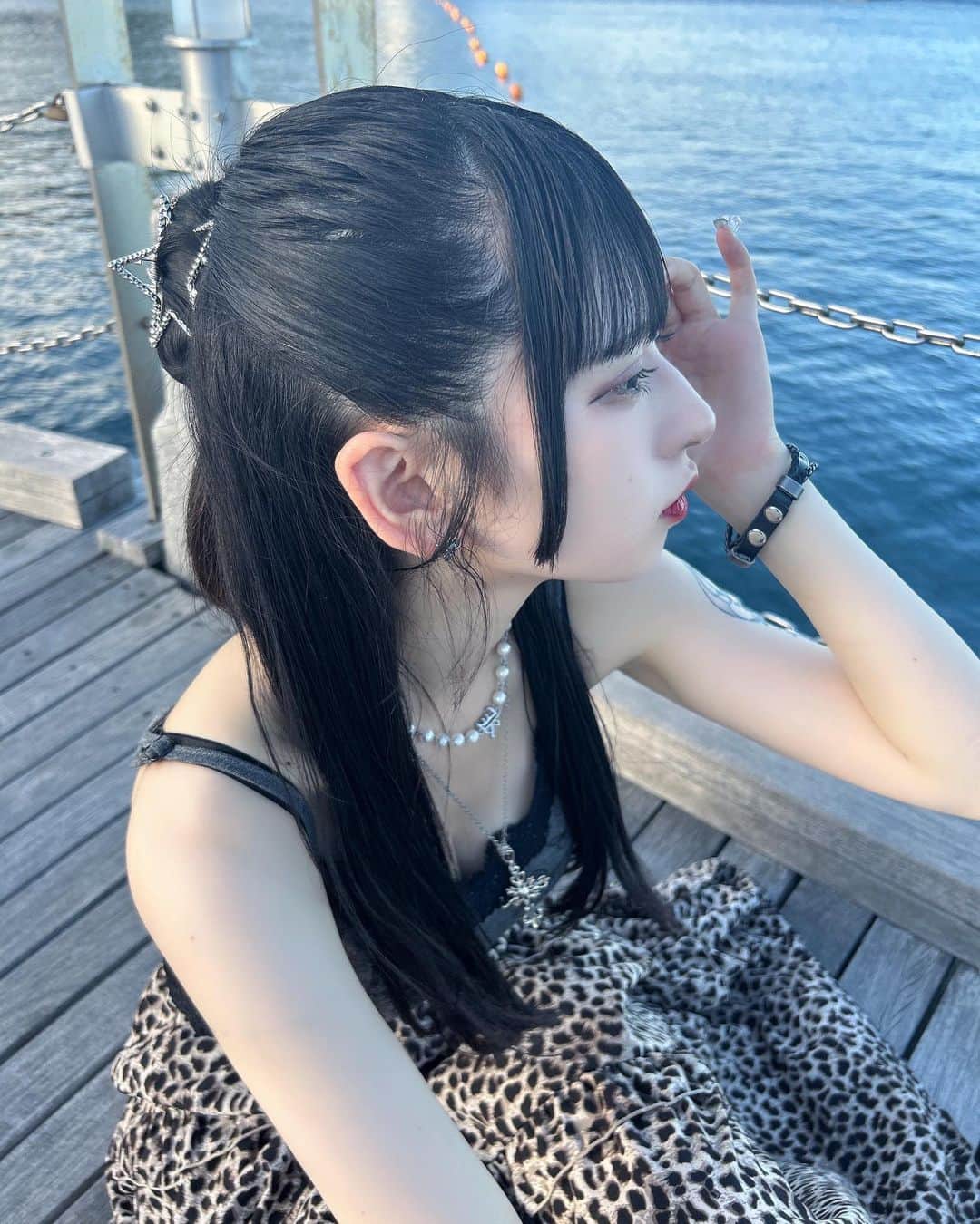 狐波ろんのインスタグラム：「星の髪止めるクリップ可愛くないかー？？最近はカバンの紐にくっつけてるかわいーーー」