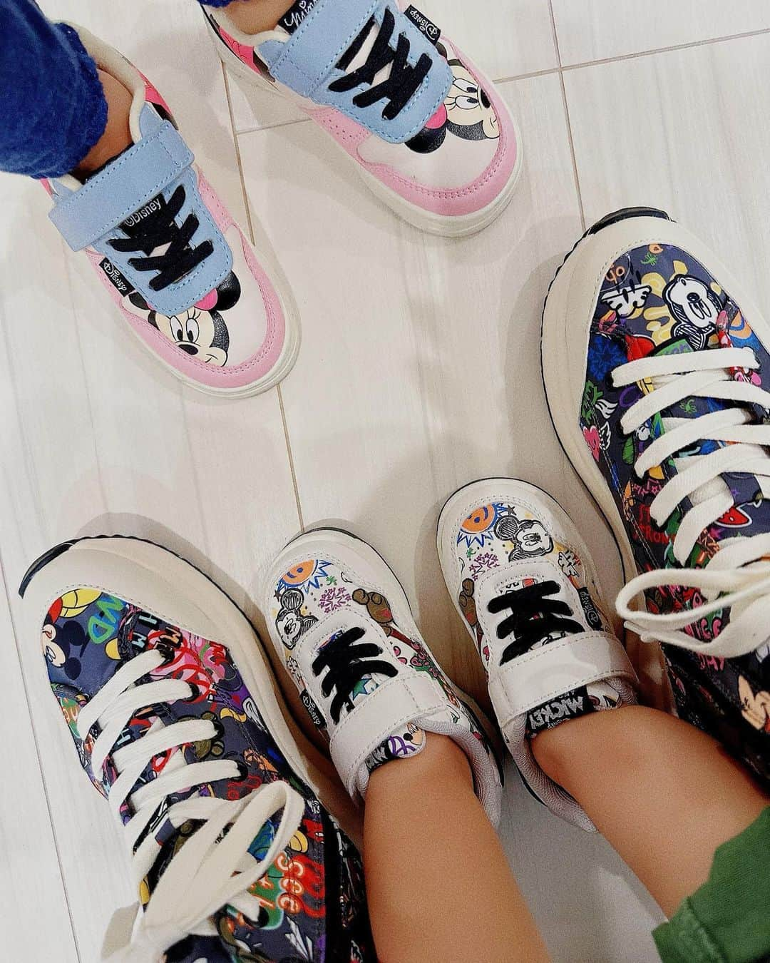 五月千和加のインスタグラム：「. ZARA @zara で子どもたちと お揃いスニーカー👟GET  娘はちょっと違う柄になっちゃった😝 みんなディズニー好き😊💋💕  獅王くんに買ったセットアップを娘に着させたら案外可愛かった🩷😝 女の子のスウェット可愛い❤️  そんな今日はお稽古もしました😗👏🏻  #zara #sneakers #sneaker #disney #disneysneakers #shoes #ザラ　#ザラシューズ #ディズニー　#ディズニーコーデ #ディズニーシューズ　#お揃い　#ペアルック　#お揃いコーデ #お揃いスニーカー #年子ママ　#2歳女の子 #0歳男の子 #2児ママ #2児のママ #年子育児 #年子育児奮闘中 #育児日記 #育児記録 #2kidsmama #mama #mamacode #mamafashion #family #familytime」