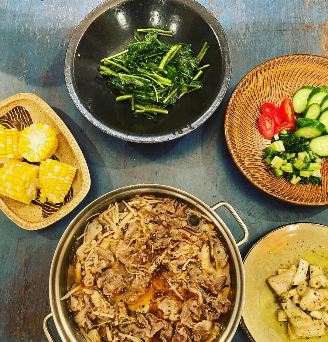 井上荒野のインスタグラム：「ほりえさわこさんレシピの牛肉とキノコの鍋、これも簡単でおいしいのでよく作る。右下は一個残ってたホタテとエリンギをバジルペーストで炒めた私用おつまみ。空芯菜炒め。トマトのぬか漬けは皮に切れ目を入れて漬けてみたけどやっぱりただのトマト、なぜ？😅ごはんは今日から新米です🤤」