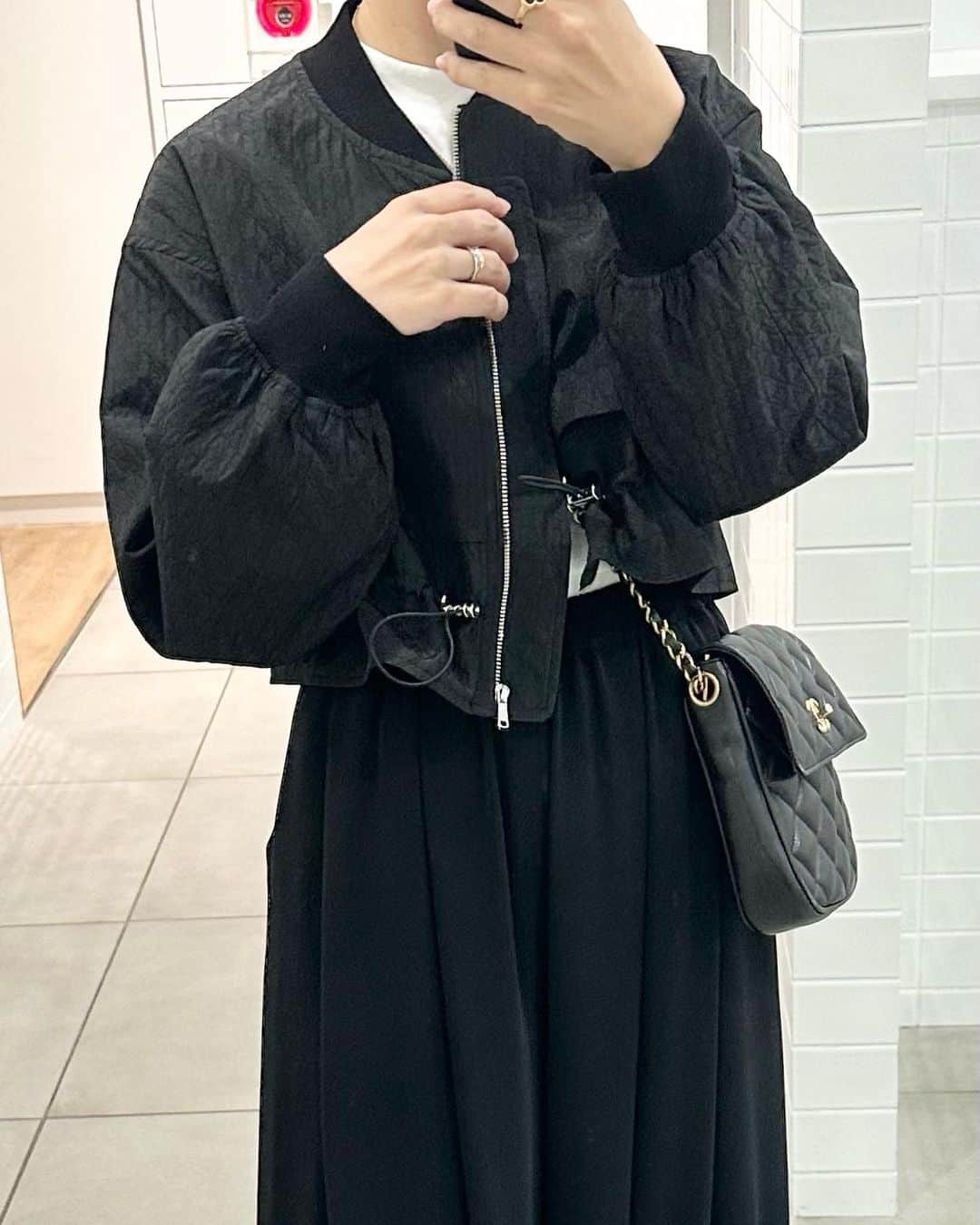 ryokoさんのインスタグラム写真 - (ryokoInstagram)「もっと涼しくなってほしいと思いつつ 朝晩はだいぶ涼しくなってきた感じがしていて嬉しい☺︎ @strata_jp の薄手のブルゾンが活躍中だよ〜🍂 軽いから持ち運びもしやすい👌  少し光沢があるジャカード素材で高級感もあるし短め丈が今年っぽい！小柄な私の場合ワイドパンツとかハイウエストのボトムスと合わせるとすごくバランスよくて⭕️スタイルアップして見せてくれるからめちゃくちゃ気に入ってる！ ワンピースの羽織りとして使っても可愛いだろうな👗  よく袖を捲るんだけど小柄な方から袖丈気になりますって質問くることあるから捲らない感じでも撮ってみた！長すぎることなくぴったりだったよ✌️  フォロワーさんに向けてクーポンを発行してもらったのでよかったら使ってね〜☑︎  ---------------------- @strata_jp  ¥550offクーポン：23au_ryoko 使用期限：2023/10/15迄 対象商品：STRATA全アイテム ----------------------  #code👇 jk @strata_jp キルティングジャカードブルゾン bag #chanel tee #uniqlo pants #cadune shoes 楽天  #strata #PR #小柄女性向けブランド #低身長コーデ #ママコーデ #秋コーデ #シンプルコーデ」9月17日 20時15分 - ry.0123