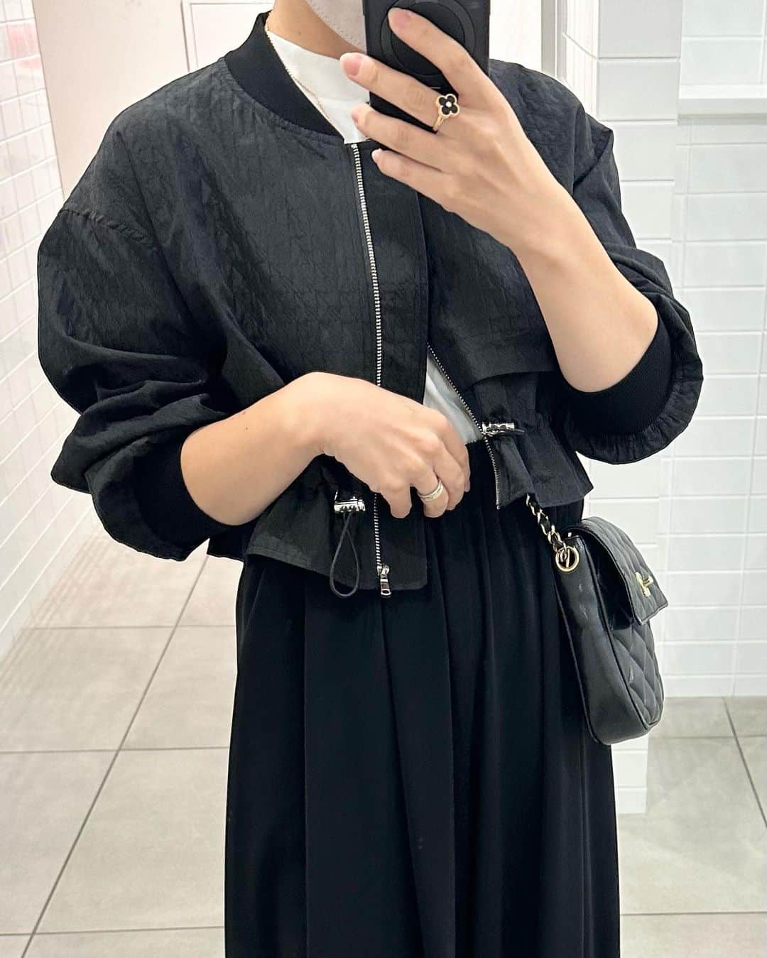 ryokoさんのインスタグラム写真 - (ryokoInstagram)「もっと涼しくなってほしいと思いつつ 朝晩はだいぶ涼しくなってきた感じがしていて嬉しい☺︎ @strata_jp の薄手のブルゾンが活躍中だよ〜🍂 軽いから持ち運びもしやすい👌  少し光沢があるジャカード素材で高級感もあるし短め丈が今年っぽい！小柄な私の場合ワイドパンツとかハイウエストのボトムスと合わせるとすごくバランスよくて⭕️スタイルアップして見せてくれるからめちゃくちゃ気に入ってる！ ワンピースの羽織りとして使っても可愛いだろうな👗  よく袖を捲るんだけど小柄な方から袖丈気になりますって質問くることあるから捲らない感じでも撮ってみた！長すぎることなくぴったりだったよ✌️  フォロワーさんに向けてクーポンを発行してもらったのでよかったら使ってね〜☑︎  ---------------------- @strata_jp  ¥550offクーポン：23au_ryoko 使用期限：2023/10/15迄 対象商品：STRATA全アイテム ----------------------  #code👇 jk @strata_jp キルティングジャカードブルゾン bag #chanel tee #uniqlo pants #cadune shoes 楽天  #strata #PR #小柄女性向けブランド #低身長コーデ #ママコーデ #秋コーデ #シンプルコーデ」9月17日 20時15分 - ry.0123