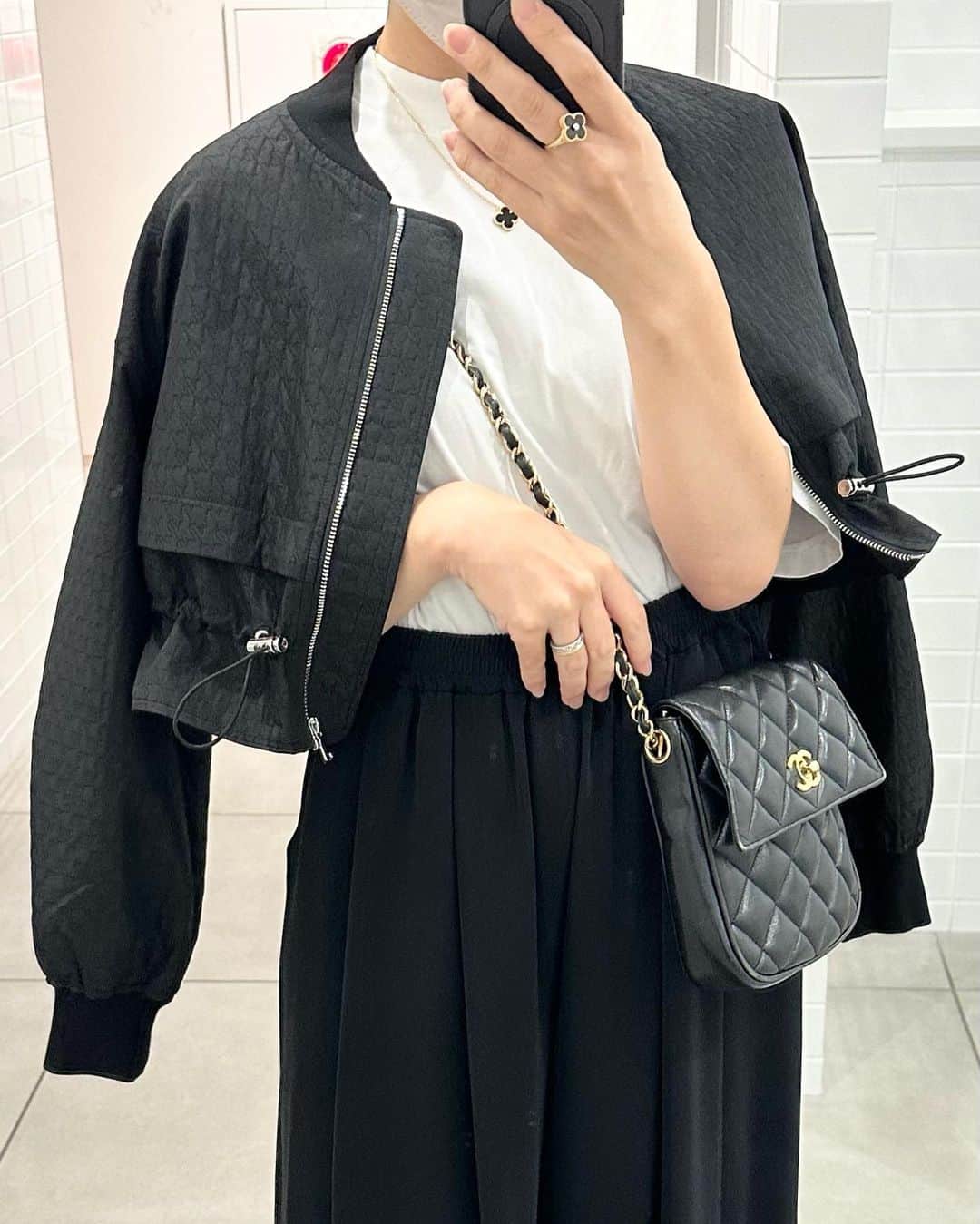 ryokoさんのインスタグラム写真 - (ryokoInstagram)「もっと涼しくなってほしいと思いつつ 朝晩はだいぶ涼しくなってきた感じがしていて嬉しい☺︎ @strata_jp の薄手のブルゾンが活躍中だよ〜🍂 軽いから持ち運びもしやすい👌  少し光沢があるジャカード素材で高級感もあるし短め丈が今年っぽい！小柄な私の場合ワイドパンツとかハイウエストのボトムスと合わせるとすごくバランスよくて⭕️スタイルアップして見せてくれるからめちゃくちゃ気に入ってる！ ワンピースの羽織りとして使っても可愛いだろうな👗  よく袖を捲るんだけど小柄な方から袖丈気になりますって質問くることあるから捲らない感じでも撮ってみた！長すぎることなくぴったりだったよ✌️  フォロワーさんに向けてクーポンを発行してもらったのでよかったら使ってね〜☑︎  ---------------------- @strata_jp  ¥550offクーポン：23au_ryoko 使用期限：2023/10/15迄 対象商品：STRATA全アイテム ----------------------  #code👇 jk @strata_jp キルティングジャカードブルゾン bag #chanel tee #uniqlo pants #cadune shoes 楽天  #strata #PR #小柄女性向けブランド #低身長コーデ #ママコーデ #秋コーデ #シンプルコーデ」9月17日 20時15分 - ry.0123