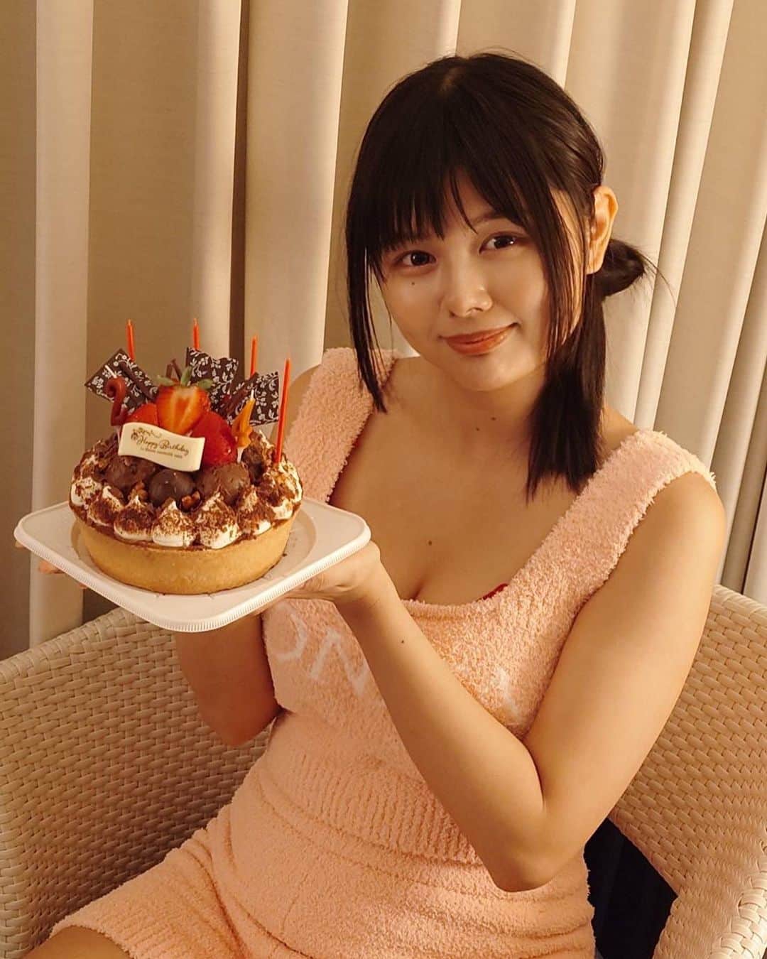 蒼山みことのインスタグラム：「🎉🎂Happy Birthday 🎂🎉  24歳になりました😌 四捨五入して20歳になるのも、今年で終わり。 24歳は思いっきり仕事とプライベート楽しみます！！！！💪  おめでとうのメッセージも沢山ありがとう🫶 たくさんの人に祝ってもらえて幸せです😳  ♡  ♡  ♡  #newpost  #Japanese #japanesegirl  #gravure  #birthdaygirl  #mybirthday  #グラビアアイドル #グラドル #グラドル自画撮り部 #いいね #instaphoto #instagood #follow #followme」