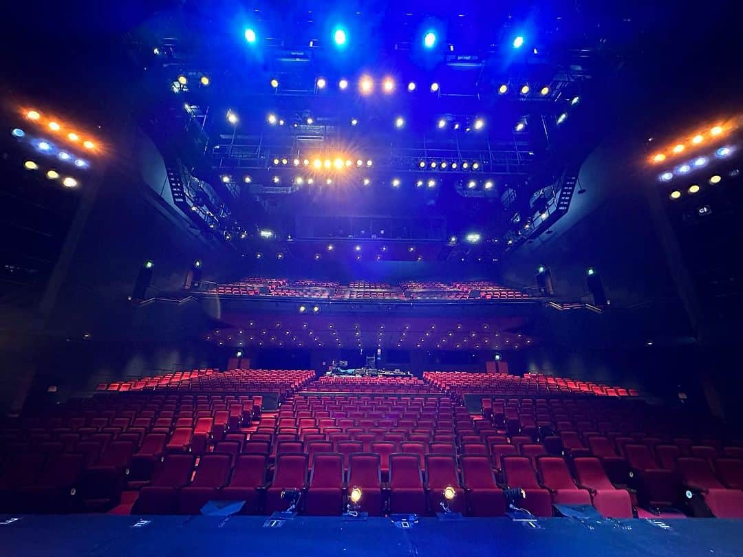 賀集利樹のインスタグラム：「#呪縛の家 博多公演も千穐楽を迎えて無事に幕を下ろす事が出来ました。 福岡の素晴らしいキャナルシティ劇場で公演できたことは財産となりました。 ご観劇頂いた皆さまにも感謝申し上げます。21日〜は大阪公演です❗️ #カミステ #神津恭介」