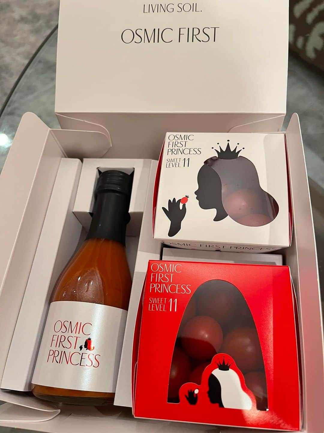 のインスタグラム：「フランス🇫🇷のたまちゃんから 妊婦さんにはトマト🍅がいいらしいと、 お誕生日プレゼント🎁を送ってくれました🩷🩷🩷 めちゃくちゃ嬉しい✨ 優しいなー✨🥰 @shinyatamai  ありがとうねー😆」