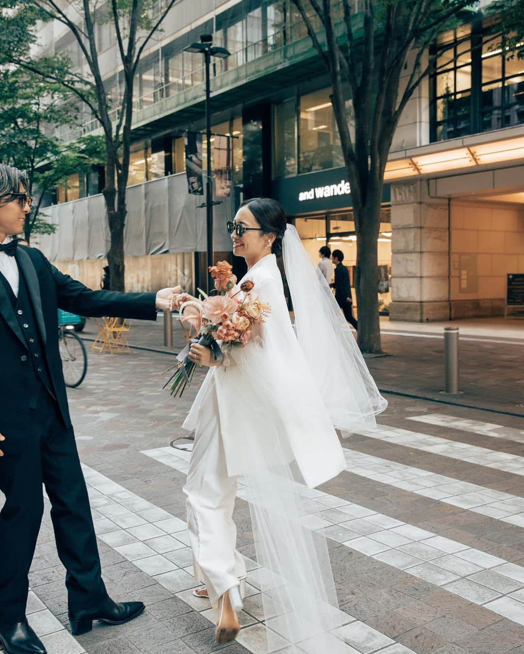 中嶋杏理さんのインスタグラム写真 - (中嶋杏理Instagram)「💐🌈🕺🏼✨  Photo by @ella.weddingfilm 🏢 @nuts__wardrobe  @shogo_insta @tsuchika_yamaguchi   載せたい写真がいっぱいあり過ぎる🥺 .」9月17日 20時27分 - anrinakajima