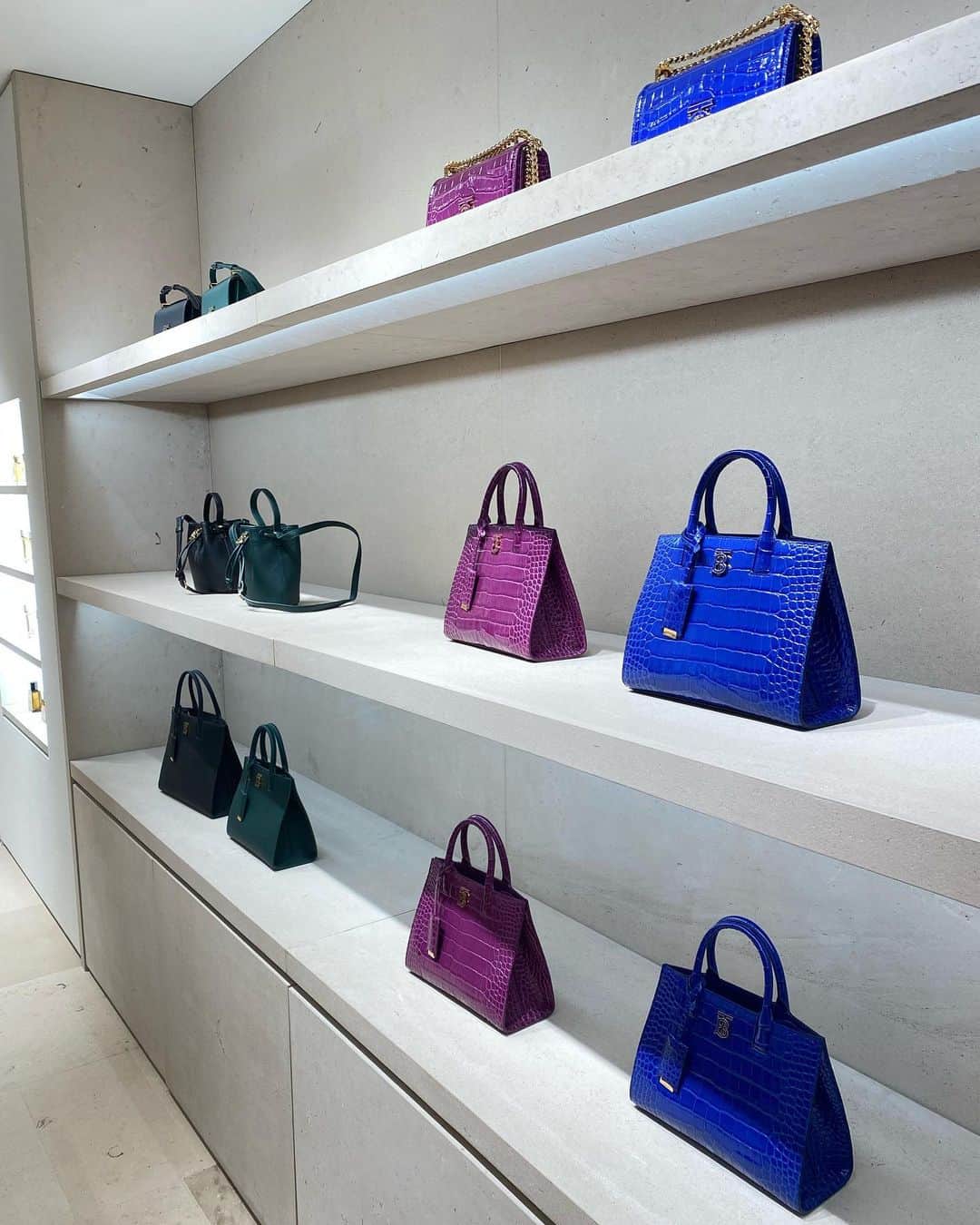 のインスタグラム：「:) リニューアルしたBURBERRY表参道店のPARTYにお邪魔させていただきました🥂🍾  店内の雰囲気もすごく優雅で心が落ち着きました😌  アイテムも可愛いものばかりで終始ウキウキでした✨  美咲は1人シャンパンを優雅にいただいていました🥂  #burberry #party #表参道」