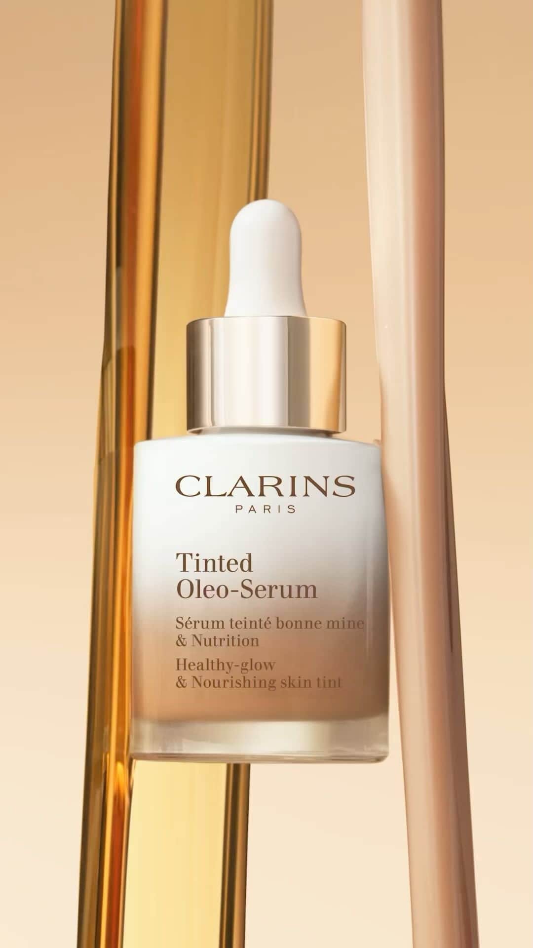 Clarins Franceのインスタグラム：「Dites oui à un maquillage plus respectueux de votre peau avec Tinted Oleo-Serum 🙌  Formulé à 98% d’ingrédients d’origine naturelle et avec 80 % de formule soin, c’est l’alliance parfaite de la perfection Teint et de l’efficacité Soin de la peau.  L’avez-vous déjà essayé ?   #Clarins #ClarinsMakeUp #TintedOleoSerum」