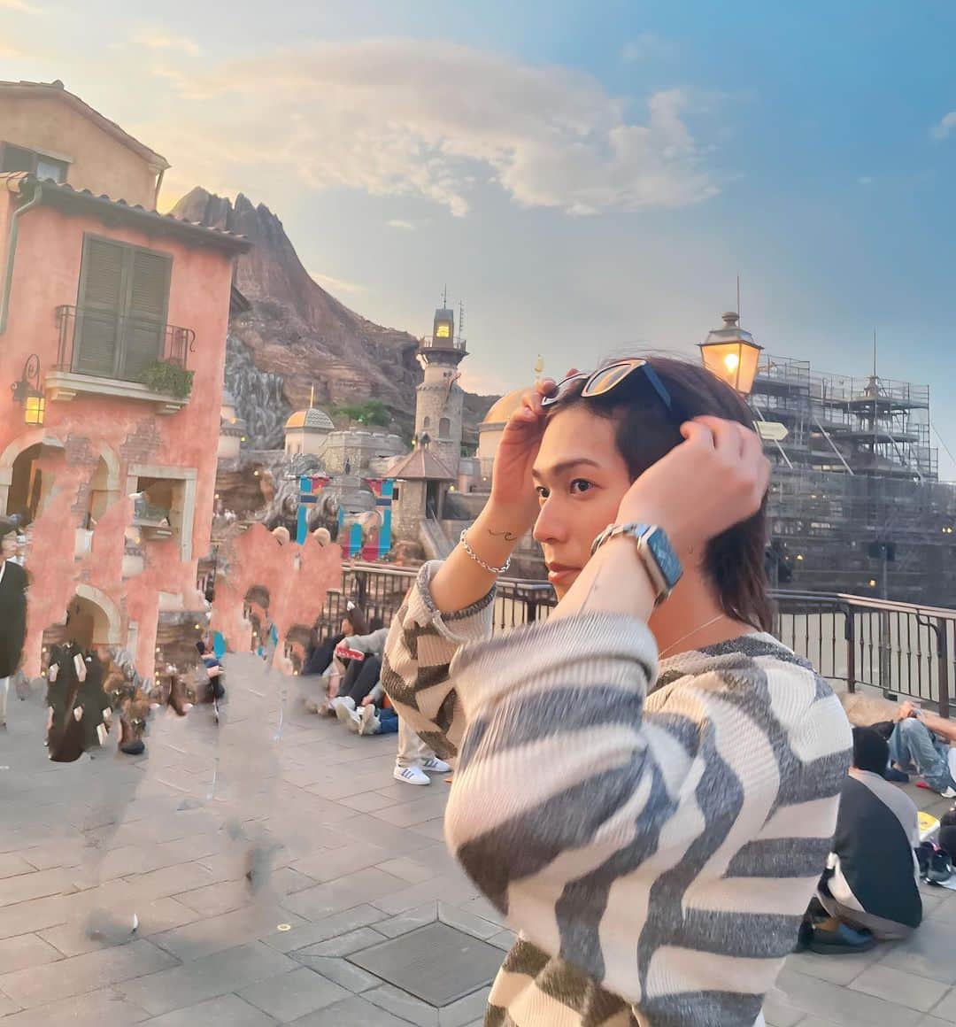 のインスタグラム：「僕の魔法で雑に描き消した 左の物体には目瞑ってね。  #disney」