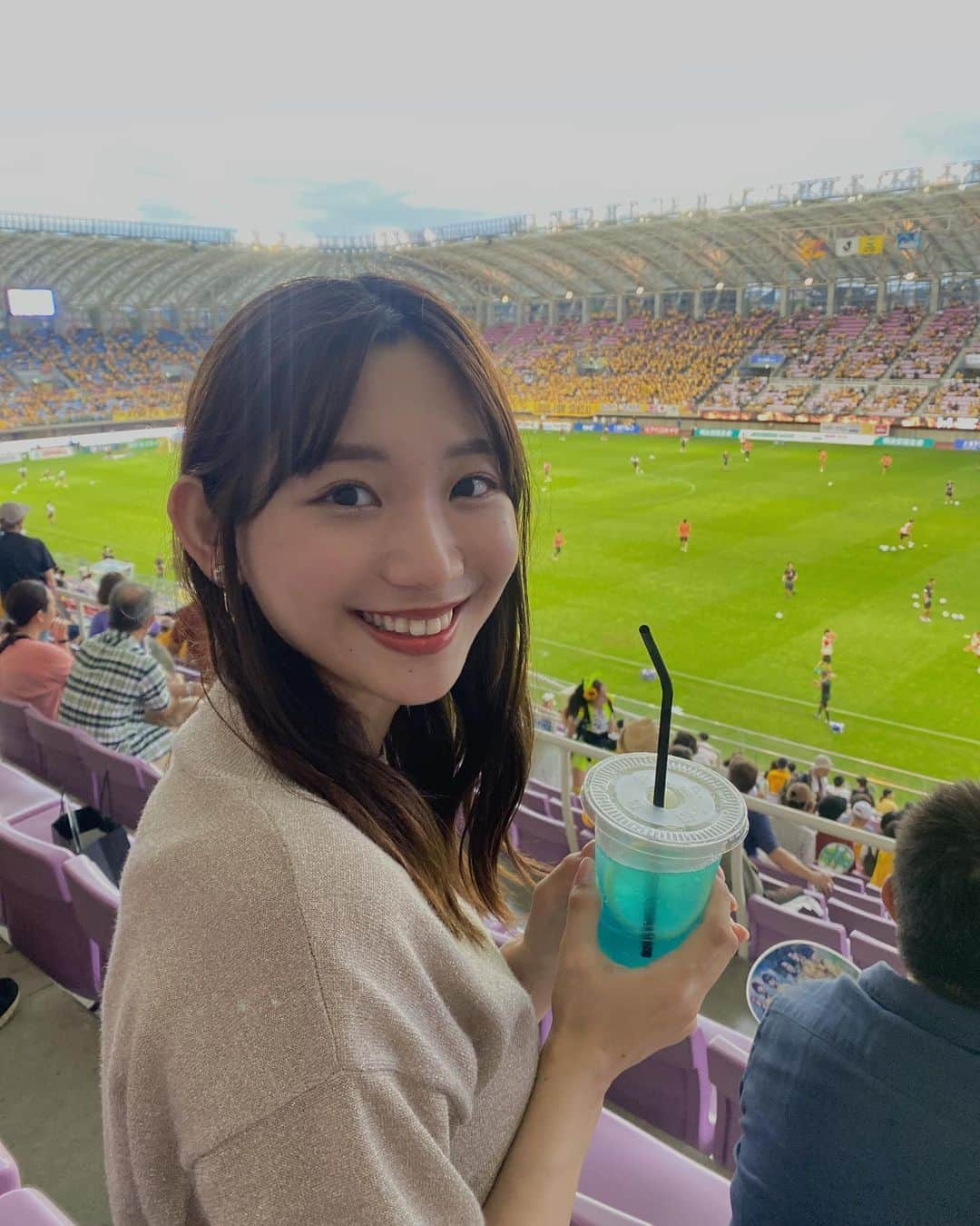 小林茉里奈のインスタグラム：「⚽️ 昨日は水戸ホーリーホックの試合を観戦しに仙台へ📣  4年ぶりの3連勝🔥 目の前で見届けることができてよかったです🥹✨  まだまだ全国の行ったことないスタジアム🏟️がたくさんあるので、行ってみたいなぁ…😌💭  #サッカー観戦  #水戸ホーリーホック vs #ベガルタ仙台 #ユアテックスタジアム仙台  #ユアスタ  #小林茉里奈 #フリーアナウンサー #アナウンサー #セントフォース #centforce」