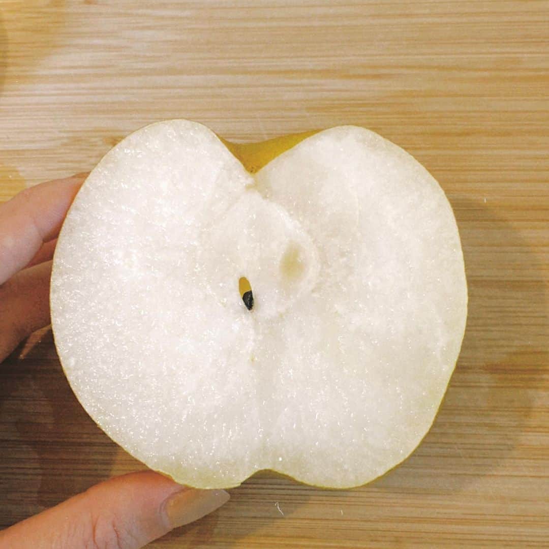 のインスタグラム：「🍐🍐🍐🍐 秋が一番好きだけど なかなか秋服の気温にならない  早く秋服着て少し寒いなーって やりたいなーーー🤩🤩 これからの季節が一番 テンションが上がる🐶✨  【TENDERLAMP ONE MAN LIVE】 10/15(sun) 💐浅草花劇場💐 OPEN 12:00 START 12:45 ※12：30と間違えて 表記していました！🙇 正しくは12:45です🙌」