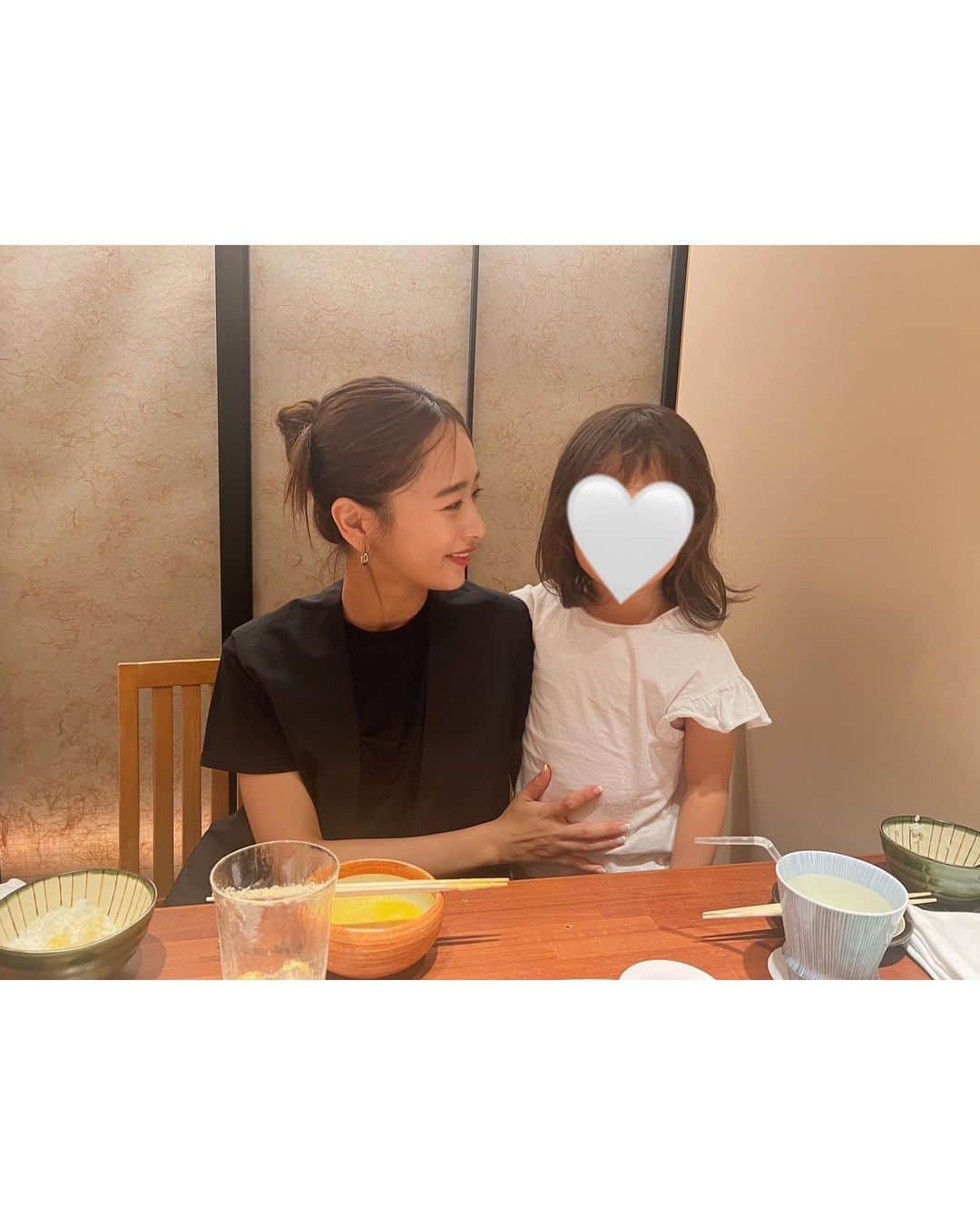 近藤千尋のインスタグラム：「休日は習い事で毎週あっという間🩷👧 お姉ちゃんに付き合ってくれる妹も 合間に何度も行く公園も😂 いつかいい思い出になるねぇ😍  今日はまだまだ暑いから ３人で水族館🐟に行きました💗 イルカショー🐬は何回見ても感動‼️ 可愛いなぁ、癒されるなぁって 私が1番興奮しちゃう。笑  次女が寝てしまって 抱っこしながらの移動はきつかったけど 起きたら機嫌良くなってたからよかった😍笑 ベビーカーもう必要ないかなと思ったけど 今日は後悔しました。笑😀 腕ちぎれそうだった。笑  前から二列目だったからレイコート☔️  そして今更 #vivant  にハマって 私たち夫婦は寝不足だよ、、、笑‼️☺️ なんて面白いんだ！！！！🥹🥹」