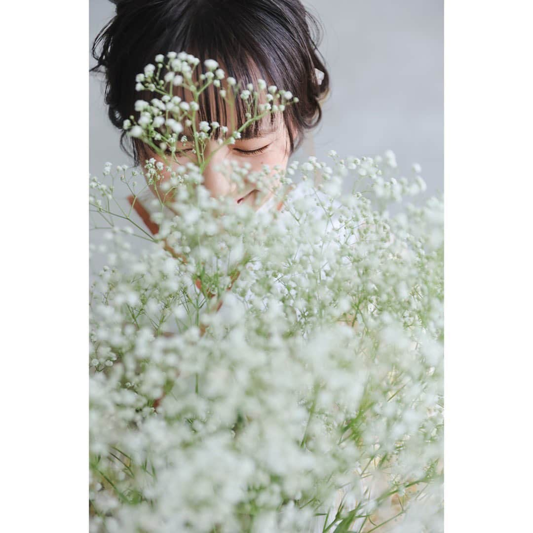 スタジオアクア浅草店のインスタグラム：「. 和装ハウススタジオ💐  とっても大きなカスミソウのブーケは お二人のご友人がお祝いで用意してくださったもの。  お二人のお人柄はとても明るくて、 たくさん笑わせていただきました‼︎ 👏  - - - - - - - - - - - - - - - - - - - - - - - Photographer 📷 滝澤花子 @h_takizawa.deco.ph  Hair and make up 💄 君島優香 - - - - - - - - - - - - - - - - - - - - - - - スタジオアクア浅草店アカウント 👉 @studioaqua_asakusa デコルテフォトグループ公式アカウント 👉 @decollte_weddingphoto - - - - - - - - - - - - - - - - - - - - - - - #デコルテフォト #撮る結婚式 #ロケーションフォト #和装スタジオ #マルレ #和装#和装前撮り #色打掛 #白無垢 #d_weddingphoto #studioaqua #スタジオアクア #スタジオアクア浅草店 #ウェディングフォト #フォトウェディング #ブライダルフォト #ブライダルヘア #前撮り #後撮り #結婚写真 #ウェディング #プレ花嫁 #関東花嫁 #wedding #bridal #weddingphotography #weddingphotographer - - - - - - - - - - - - - - - - - - - - - - - フォトグラファー、ヘアメイク、フォトプランナー募集中！ @decollte_recruit」