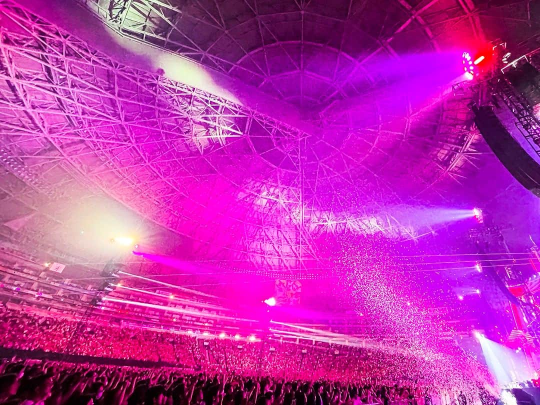 B’zのインスタグラム：「B’z LIVE-GYM Pleasure 2023 -STARS- at FUKUOKA PayPay DOME  THANK YOU!!  #Bz  #Bz35th  #Pleasure2023  #STARS #福岡PayPayドーム」