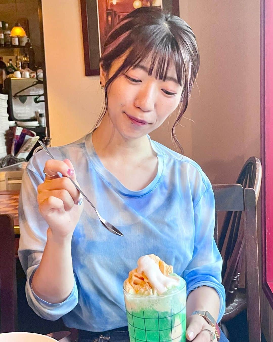 ぱいぱいでか美のインスタグラム：「気になってたお店行った🌿 . photo by 柚木麻子🫰🏻 先日、柚木さんと共通のおとももちで気になってたお店へ行きました！ めちゃくちゃ喋ったのに思い返してみると 三つくらいの話題を行ったり来たりしてただ繰り返してたの面白かった😂 4枚目は柚木さんが 「でか美ちゃんは◯◯さんに似てるね！」 と言いながら撮ってくれて全然似てない人だったから普通に笑い止まらなくなってるとこです  ミントフロートおいしかった🌱 チョコミン党な推しメンと共に……💎💄 . #FSKとおでかけ #ご飯と味噌汁  #でか美ちゃん #この日の夜お酒飲んでないなーって思ってたけど #全然ここでワイン飲んでた」