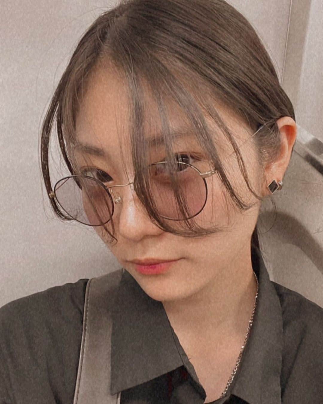 のインスタグラム：「前髪のアレンジ方法教えて！！  #サングラス #前髪 #Black #film #シルバーアクセサリー」