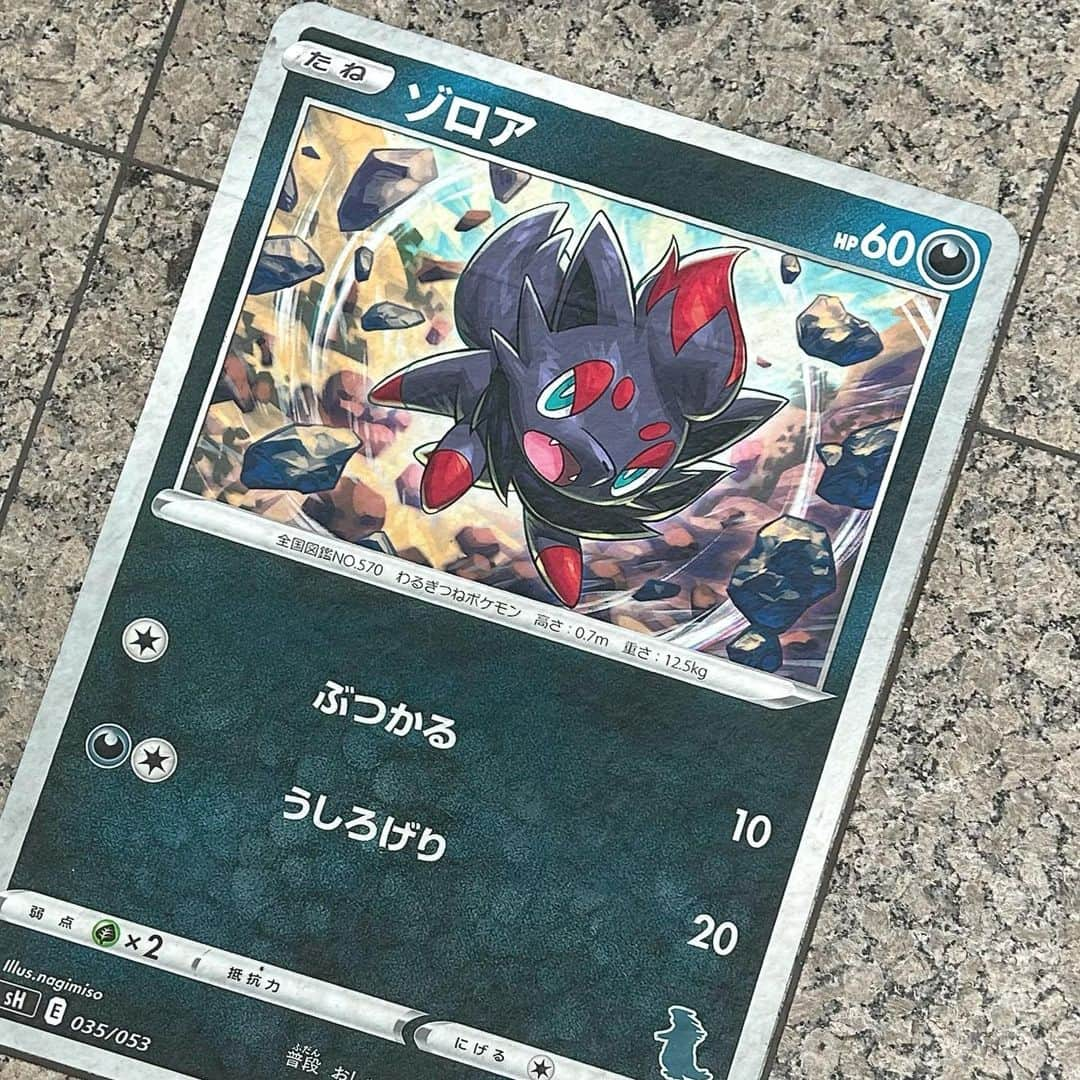 入内嶋涼のインスタグラム：「ㅤㅤㅤㅤㅤㅤㅤㅤㅤㅤㅤㅤㅤ ㅤㅤㅤㅤㅤㅤㅤㅤㅤㅤㅤㅤㅤ ㅤㅤㅤㅤㅤㅤㅤㅤㅤㅤㅤㅤㅤ #ポケモンカードアートウォーク  ㅤㅤㅤㅤㅤㅤㅤㅤㅤㅤㅤㅤㅤ ㅤㅤㅤㅤㅤㅤㅤㅤㅤㅤㅤㅤㅤ 大好きな地元の神奈川県でやってる大型展示☁️ ㅤㅤㅤㅤㅤㅤㅤㅤㅤㅤㅤㅤㅤ  たまたま通りかかった中で 好きなゾロアがいたから撮ったの🤏🏻  この写真撮ったときは全然見れなかったから、 期間中また行けたらじっくりと探索したい🥹！ ㅤㅤㅤㅤㅤㅤㅤㅤㅤㅤㅤㅤㅤ  ㅤㅤㅤㅤㅤㅤㅤㅤㅤㅤㅤㅤ 小さくても影のバンギラスはかっこよすぎるね〜〜 ㅤㅤㅤㅤㅤㅤㅤㅤㅤㅤㅤㅤㅤ ㅤㅤㅤㅤㅤㅤㅤㅤㅤㅤㅤㅤㅤ ㅤㅤㅤㅤㅤㅤㅤㅤㅤㅤㅤㅤㅤ」