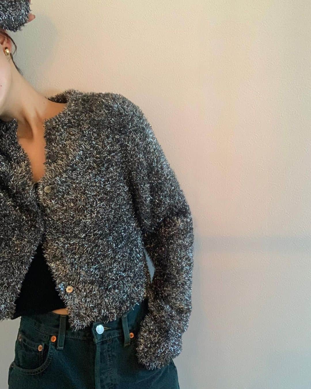 のインスタグラム：「🪩🖤✨  . 予約してた秋服が徐々に届き始めて わくわくする毎日🥹(と同時にお仕事頑張ろうと思う毎日)  . 前にストーリーに載せたら反応たくさんあった、 ラメラメカーディガン🪩🖤 @miesrohe_ 🩶 程よくショート丈なのも好きだし、 やわらかくて若干膨らんでる形も好き...  . 今季から挑戦！と思って キラキラのお洋服とか小物何個か買ってるんだけど、　 着るとめちゃくちゃ可愛いからおすすめ🥹🩶　  . お洋服詳細👇 カーディガン @miesrohe_  デニム @shopredone  中のトップス @__mooses   . #秋コーデ  #🩶」