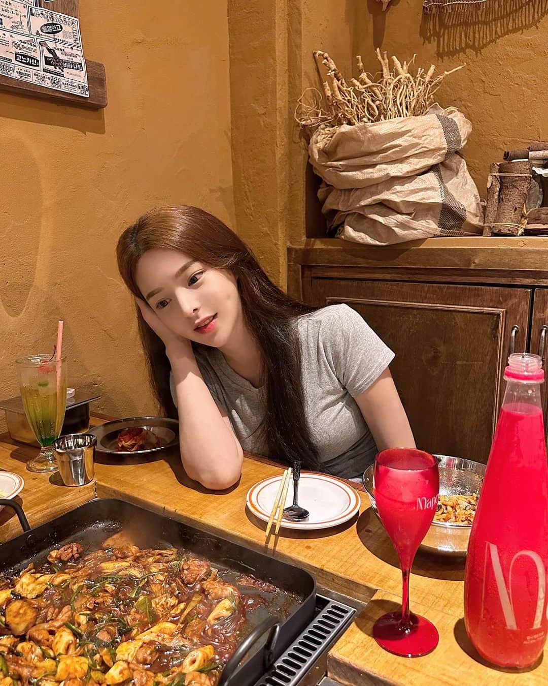 ダユンのインスタグラム：「먹기 위해 사는 사람 나야 나 🐷 역시 철판 닭갈비  그리고 K-디저트 치즈 볶음밥은 진리였다.... 아! 그리고 물론 막걸리도 빠질 수 없지  💛푸파하려고 내 사랑 로얄 삼둥이들 잔뜩 챙기고 옴💛」