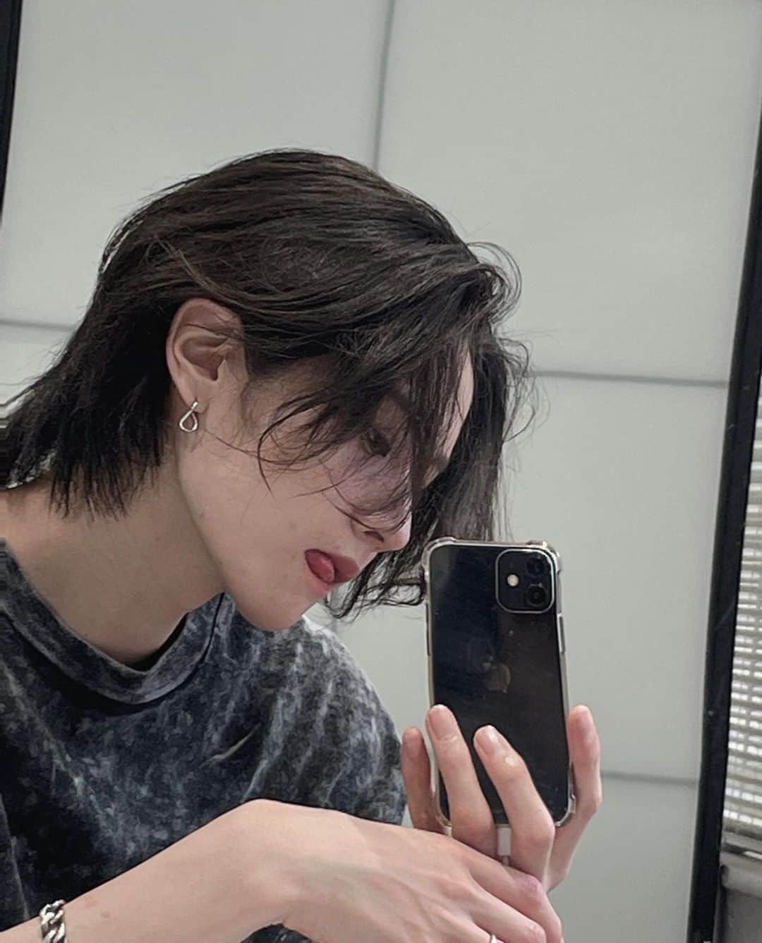 齋藤正太のインスタグラム：「この髪人気 アパレル販売まで！あと一５日！ cut @syn_yukiya   thankyouforyourcomments  #メンズウルフ#パーマ#ulzzangboy #メンズパーマ #マッシュ#ウルフ#マッシュウルフ #맞팔#マッシュショート #シースルーバング#スパイラルパーマ #ツイストスパイラル#センターパート#ウルフカット#韓国ヘア #波巻きパーマ #カルマパーマ#menscut#ニュアンスパーマ #ショートウルフ#ウルフメンズ  #ウルフパーマ #メンズインナーカラー #バレイヤージュ#メンズバレイヤージュ」
