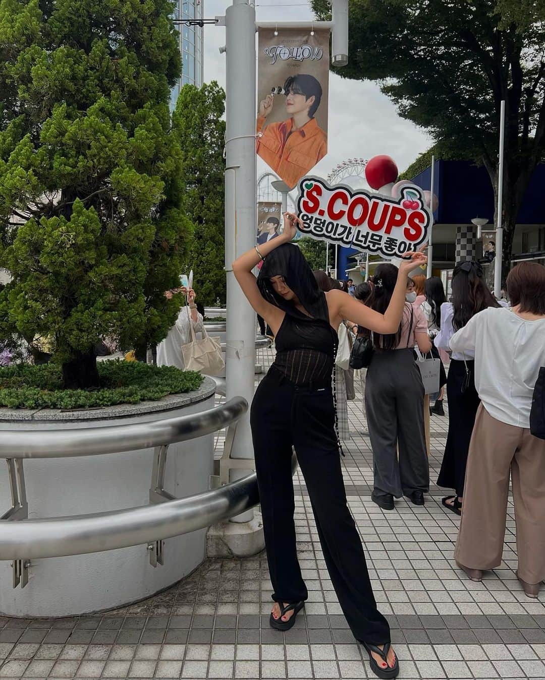 須田朱音のインスタグラム：「🍒  ヲタ活DAY2は、 自名義初PREMIUM SEAT💺 奇跡の同じブロックに親愛なるガチヲタ友💎 りえさんが居たからブロック着くまで一緒だったけど、 座席はぼっち参戦だったのでドッキドキ♡  自慢ですが笑 メインステージの前から６列目。  SEVENTEENのみなさんを肉眼で見れる距離。  もう誰がどうでこうでって書きたいけど… 本当にキモくなるのでやめておきます。  この日の為に作ったボードも しっかりカメラに抜いてもらい爪痕残せました🍒  最後の最後、アンコールで私はごうなきです。 気づいたら涙が勝手に溢れ出てました。 ありがとう🩵SEVENTEEN🩷」