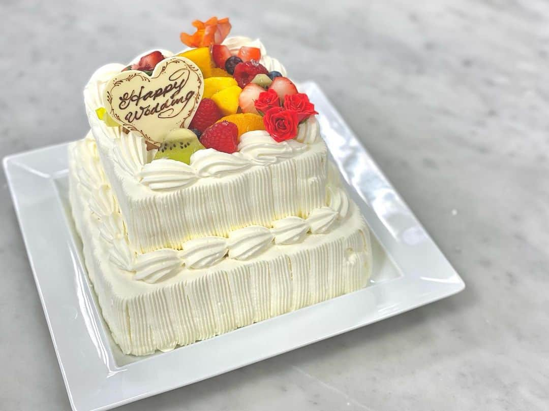 東京ベルエポック製菓調理専門学校のインスタグラム：「🎂本日の製菓🎂  本日のオープキャンパスは ホテルオークラ東京ベイとのコラボ体験✨  ウエディングケーキ作りに挑戦しました🕊💍  皆さん1人1台の素敵なケーキが 出来上がりましたね😆💕︎  シェフのパイピングには参加者さんと 一緒に学生スタッフも釘付けに👀✨  イベント終了後には学生スタッフによる ケーキ入刀の儀式が行われました🤭  #パティシエ科 #パティシエ実践科 #専門学校 #進路 #お菓子作り #専門学生 #製菓実習 #製菓専門学校 #専門学生の日常 #プロを目指す #製菓 #将来の夢  #お菓子作り好きな人と繋がりたい #パティシエール #スイーツ好きな人と繋がりたい #楽しい学校 #製菓学生 #お菓子作り記録 #スイーツ作り #おかし作り#スイーツ部#ウエディング #ウエディングケーキ」